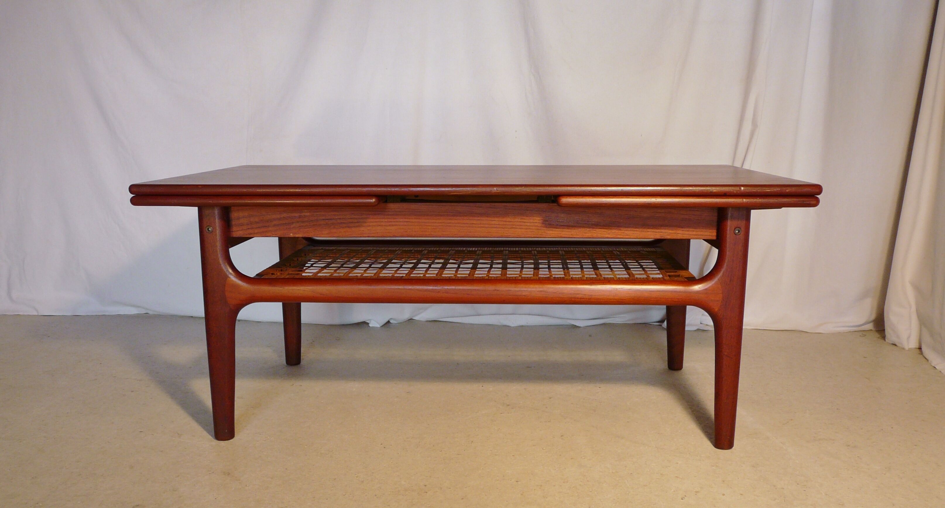 Expandable Scandinavian teak coffee table