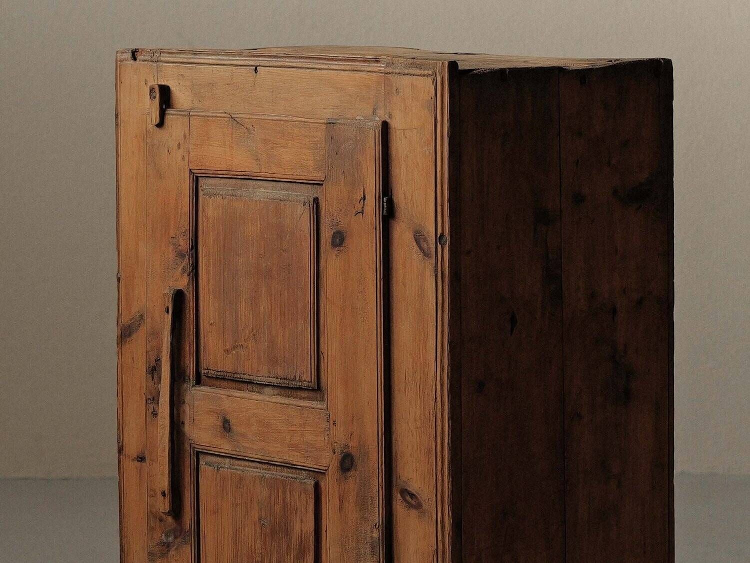 Alpine furniture in solid larch – Folk art – Savoy, 19th century