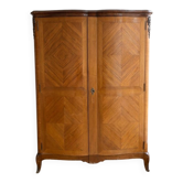Armoire ancienne Louis XV en bois à motif chevronné