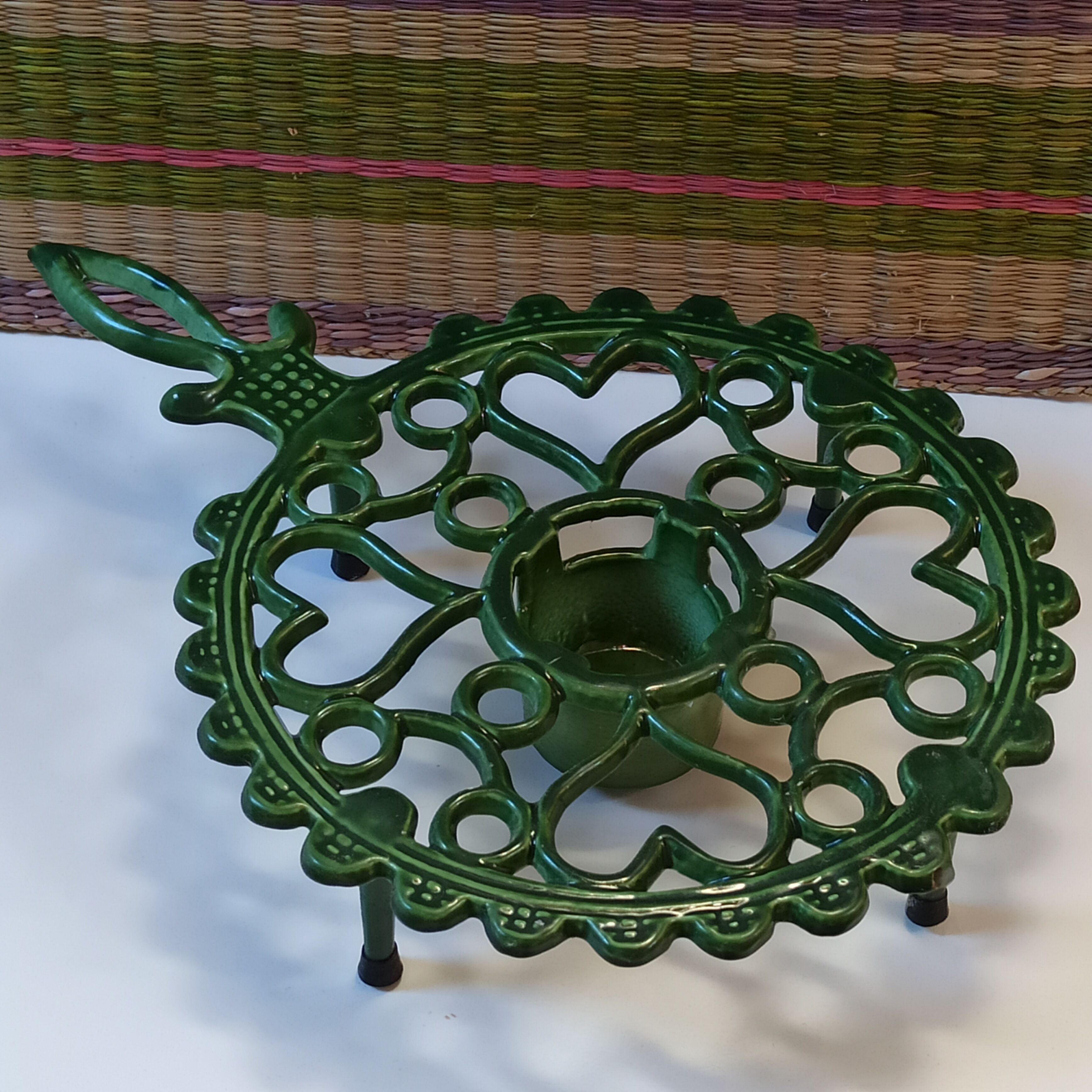 Enamelled cast iron underside