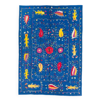 Tapis kilim suzani bleu nuit à motifs brodés