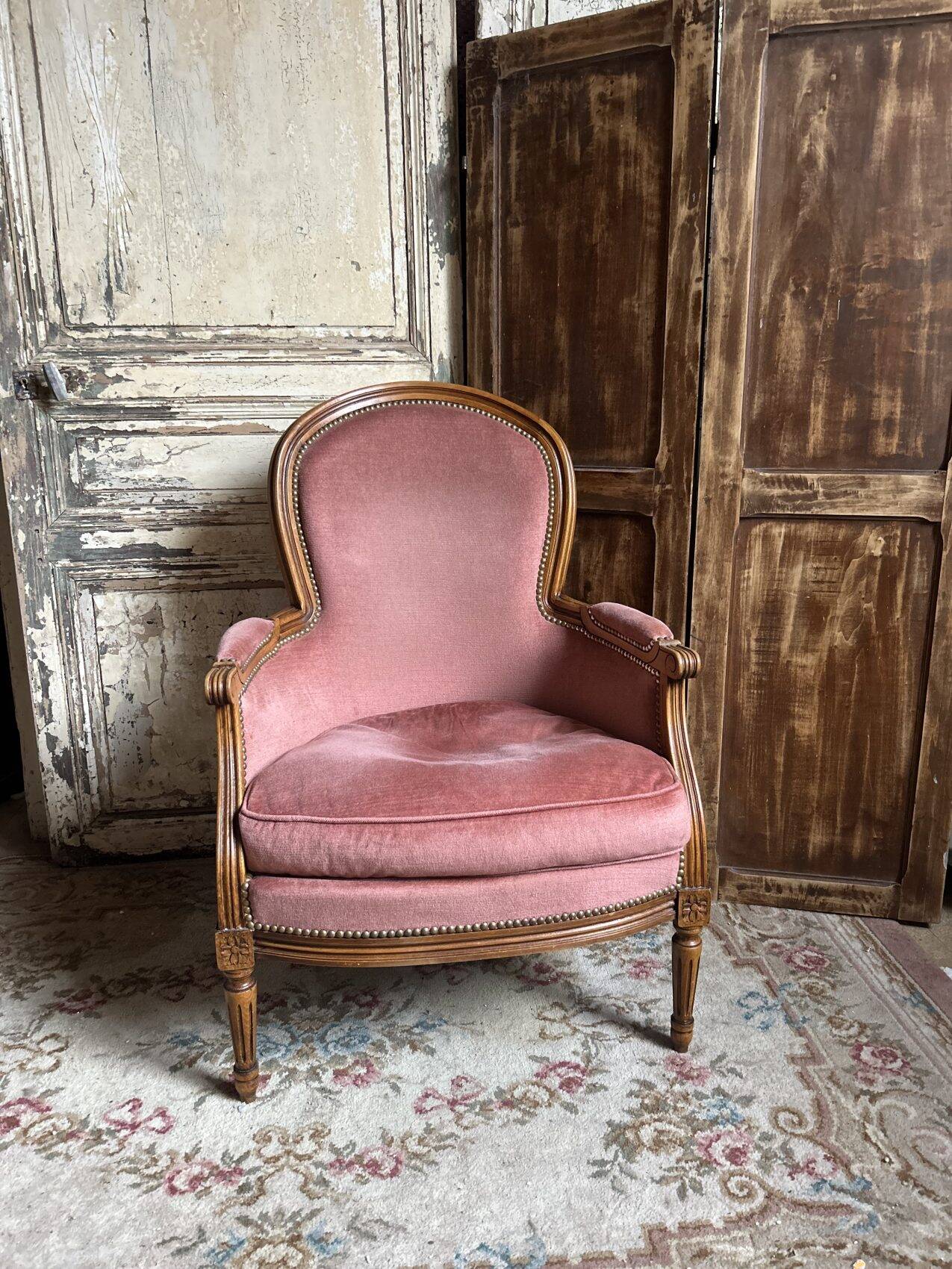 Small Louis XVI armchair in old rose velvet, removable seat – Chic and comfortable