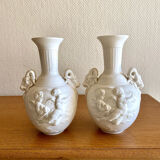 Paire de vases en biscuit decor putti et tête de bélier