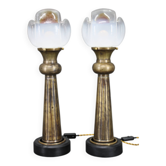 Paire de lampes de table italiennes restaurées en laiton des années 1940 avec abat-jour en verre