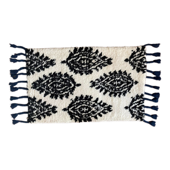 Tapis de laine noué à la main, noir et blanc avec franges bleues, 46x60 cm
