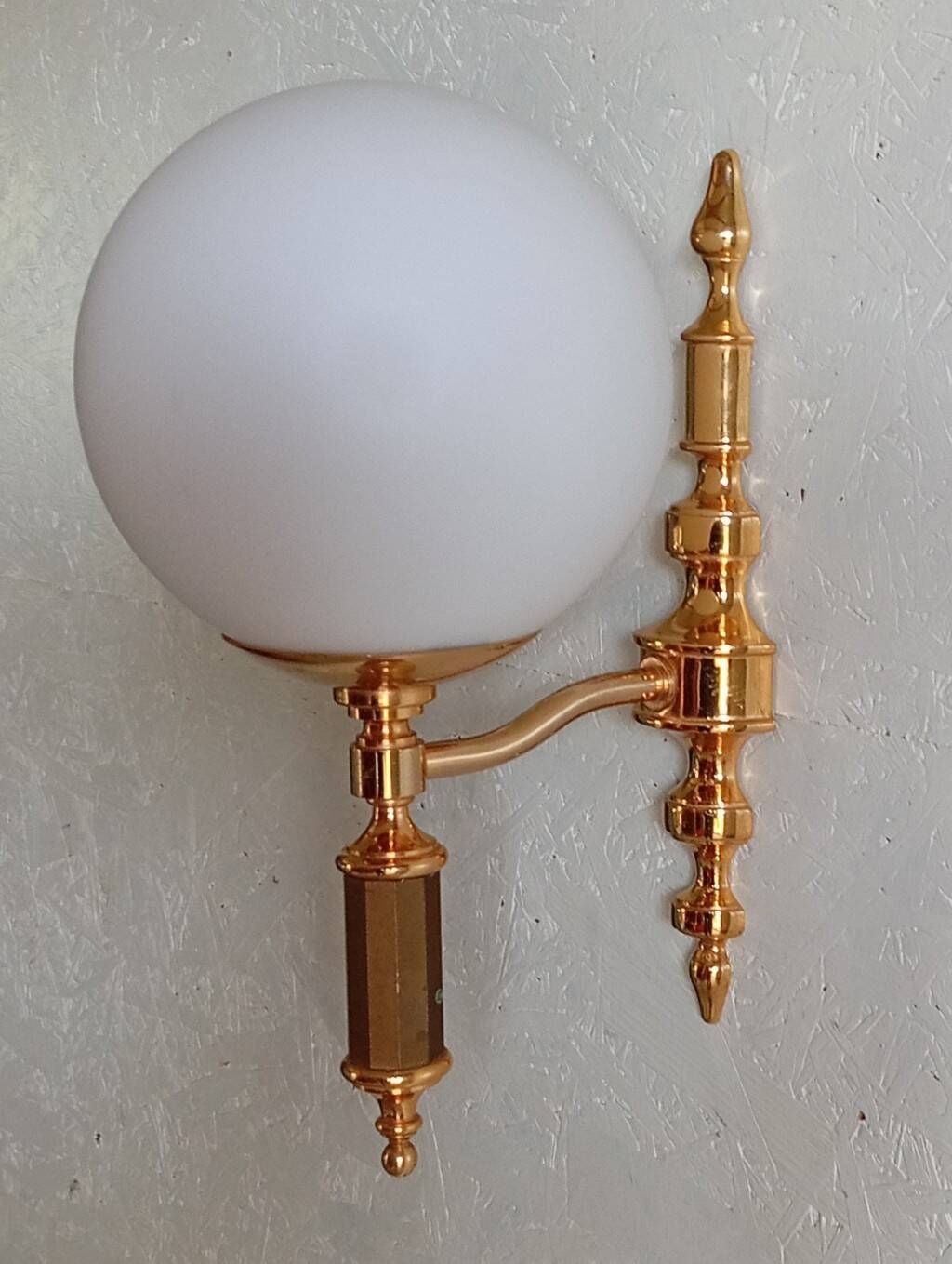 Paire d'appliques laiton doré et opaline