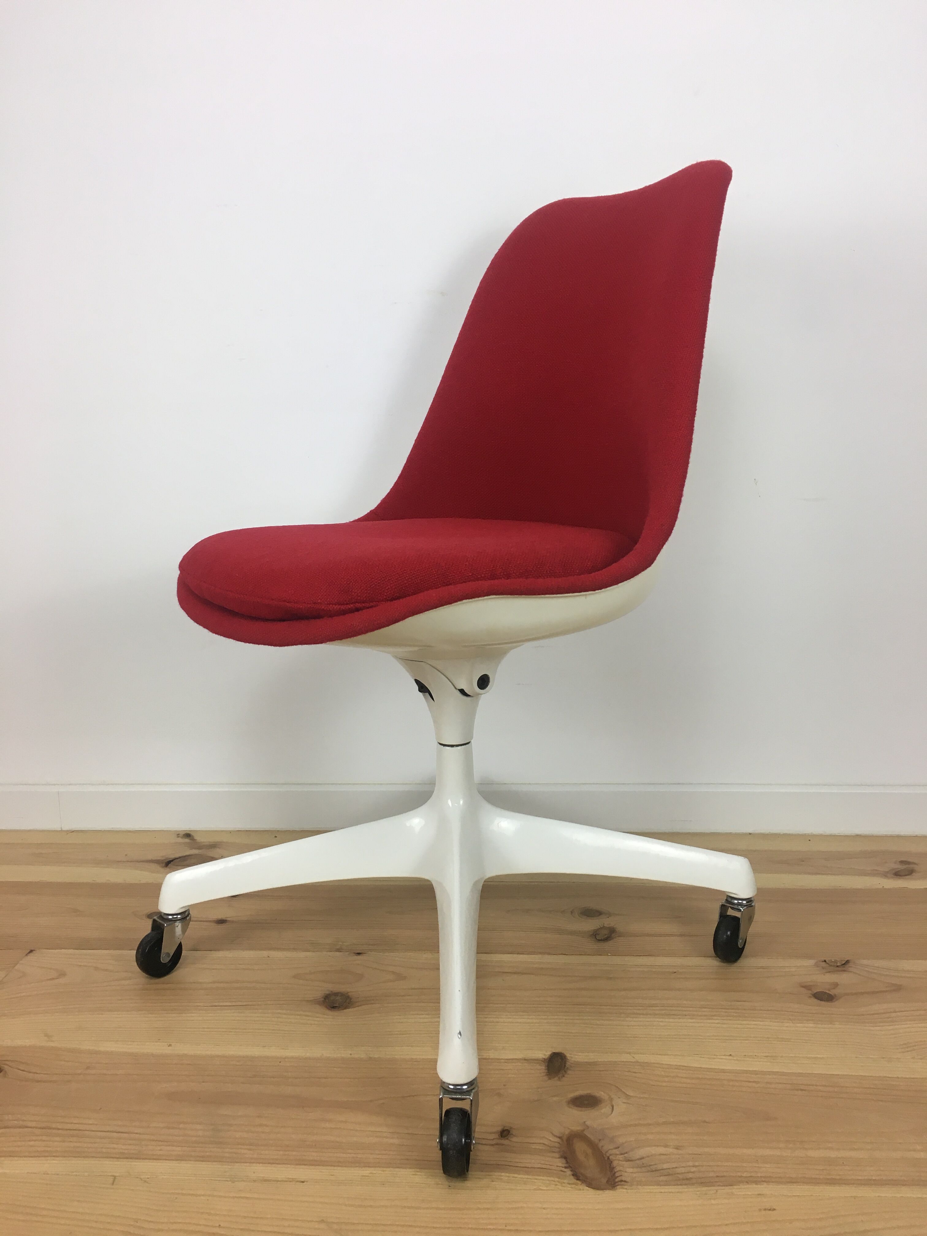 Tulip swivel chair on wheels by Eero Saarinen