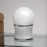 Lampe de table blanche en verre opalin blanc années 1970