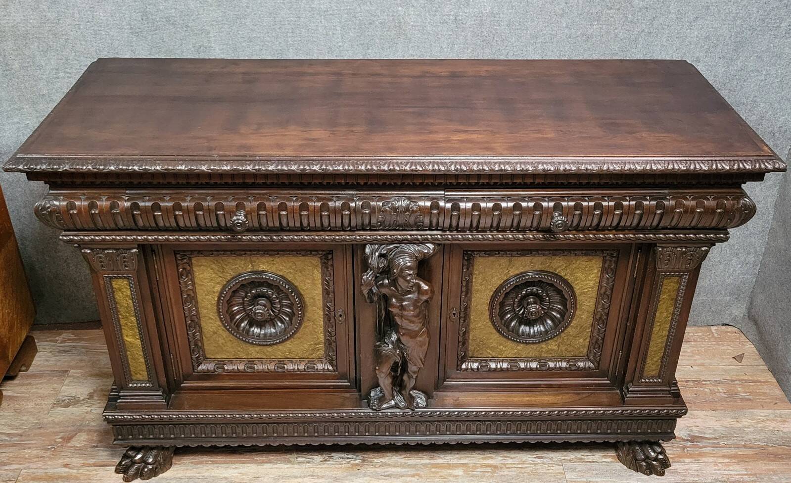 Buffet cabinet style Renaissance a caches secretes en noyer et orme époque