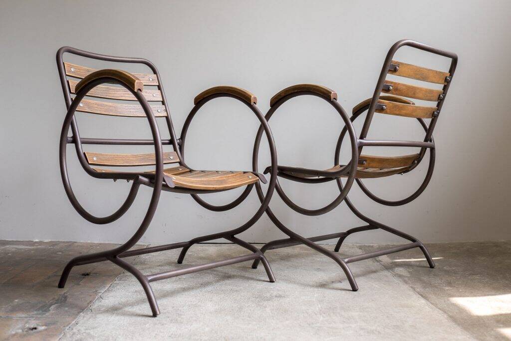 Chaises industrielles en métal et bois, style des années 1950.