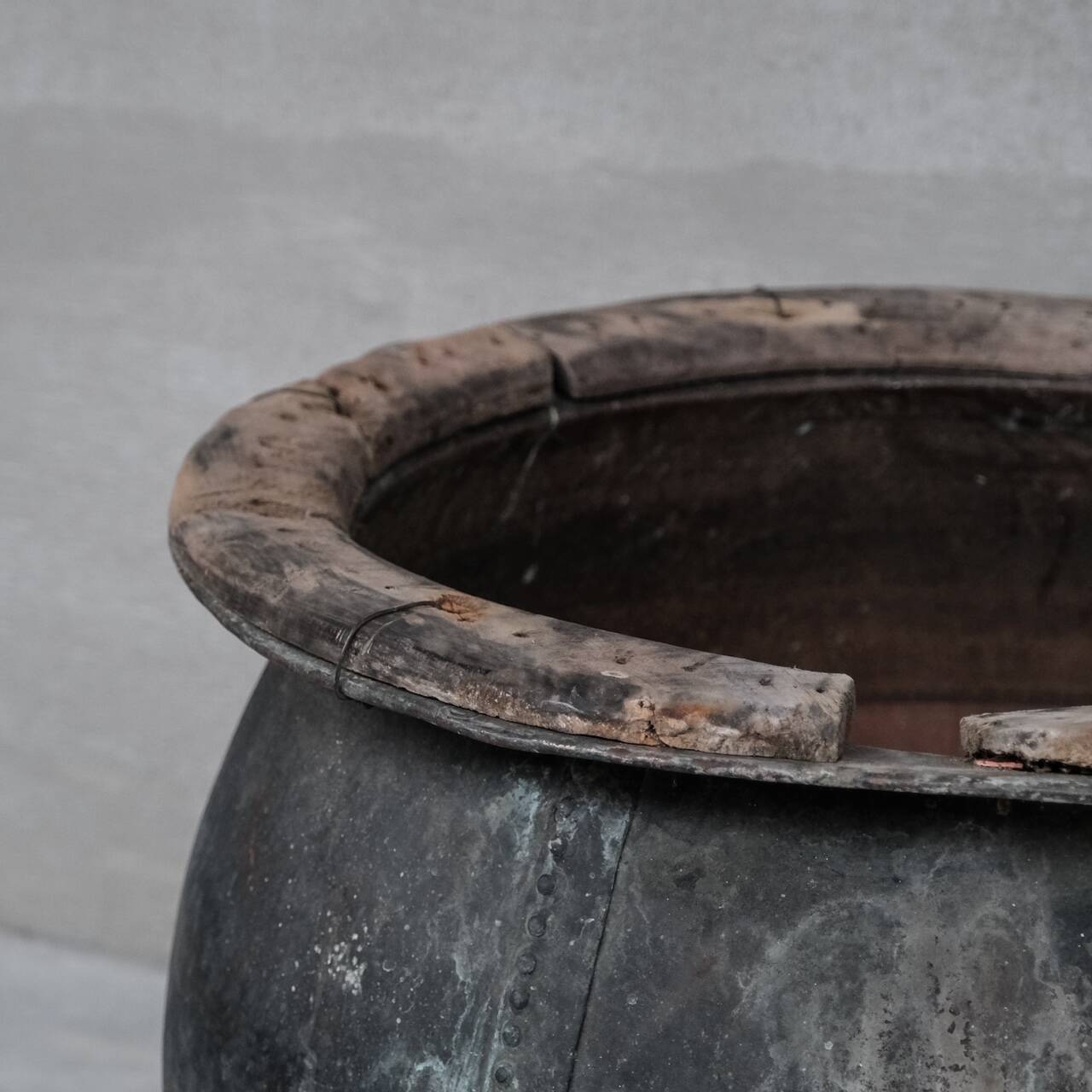 Pot, jardinière en cuivre antique, France