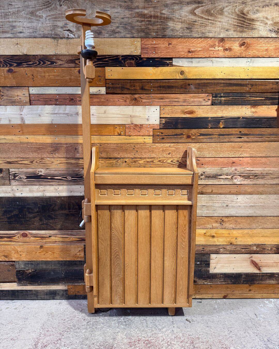 Bar pivotant et lampadaire en chêne – Guillerme & Chambron