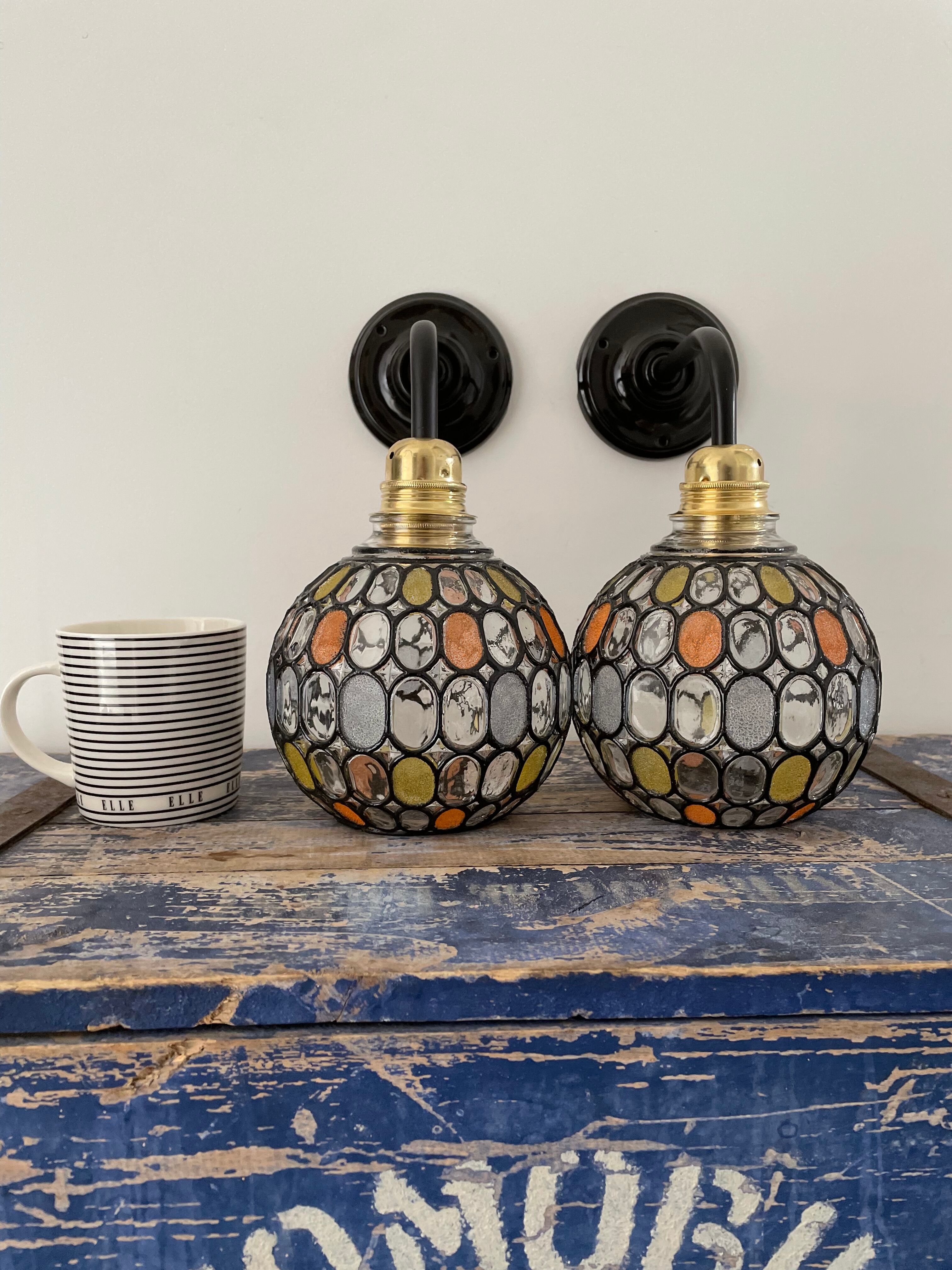 Paire d’appliques vintage en verre ciselé électrifiées à neuf