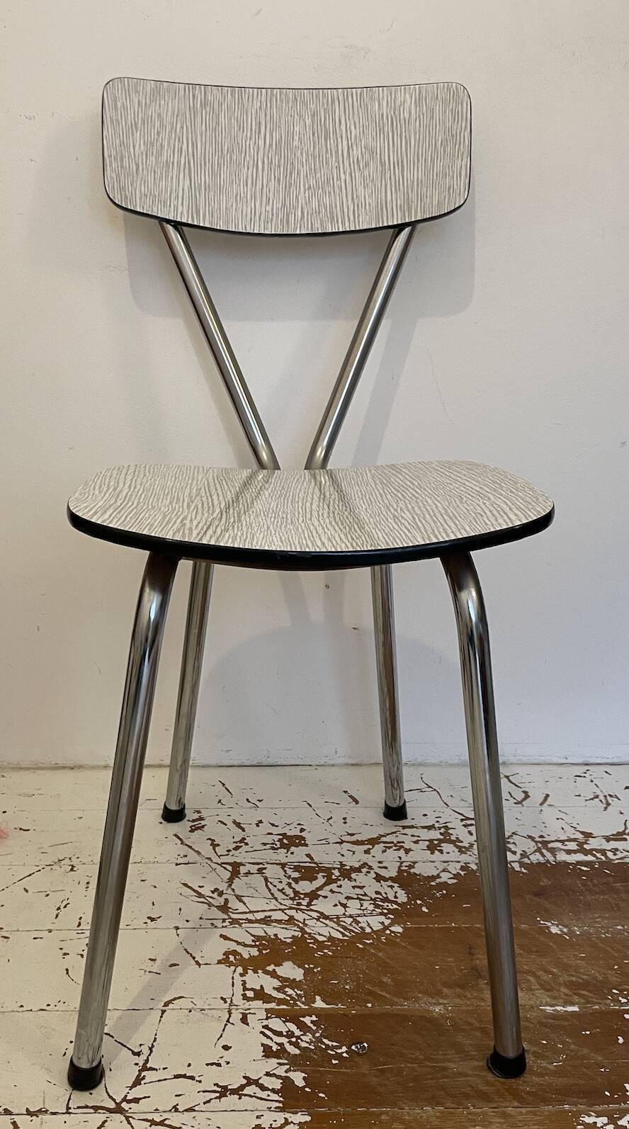 Chaise en formica blanc et noir
