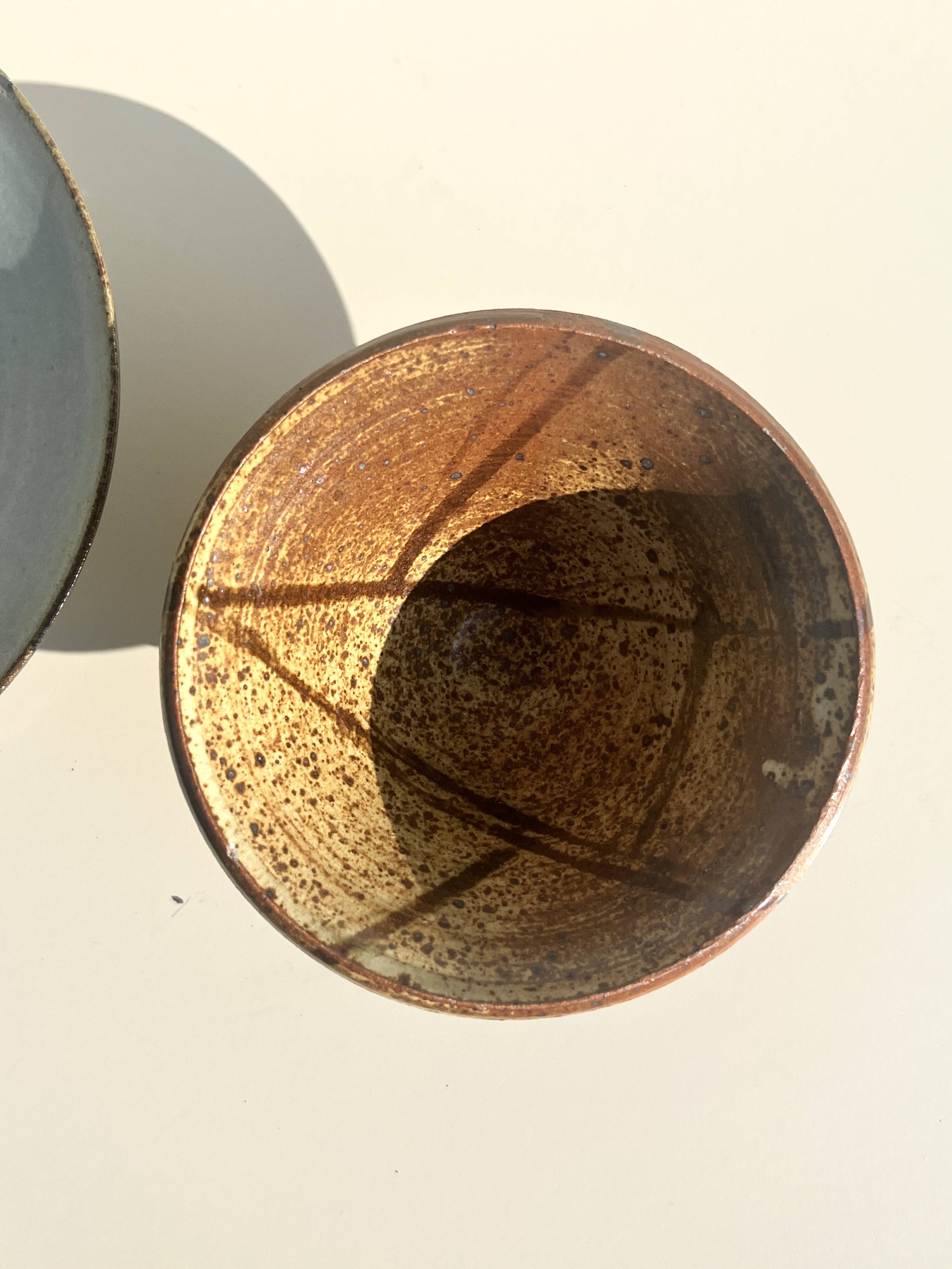 Japanese stoneware bowl in the Japandi style, signed.