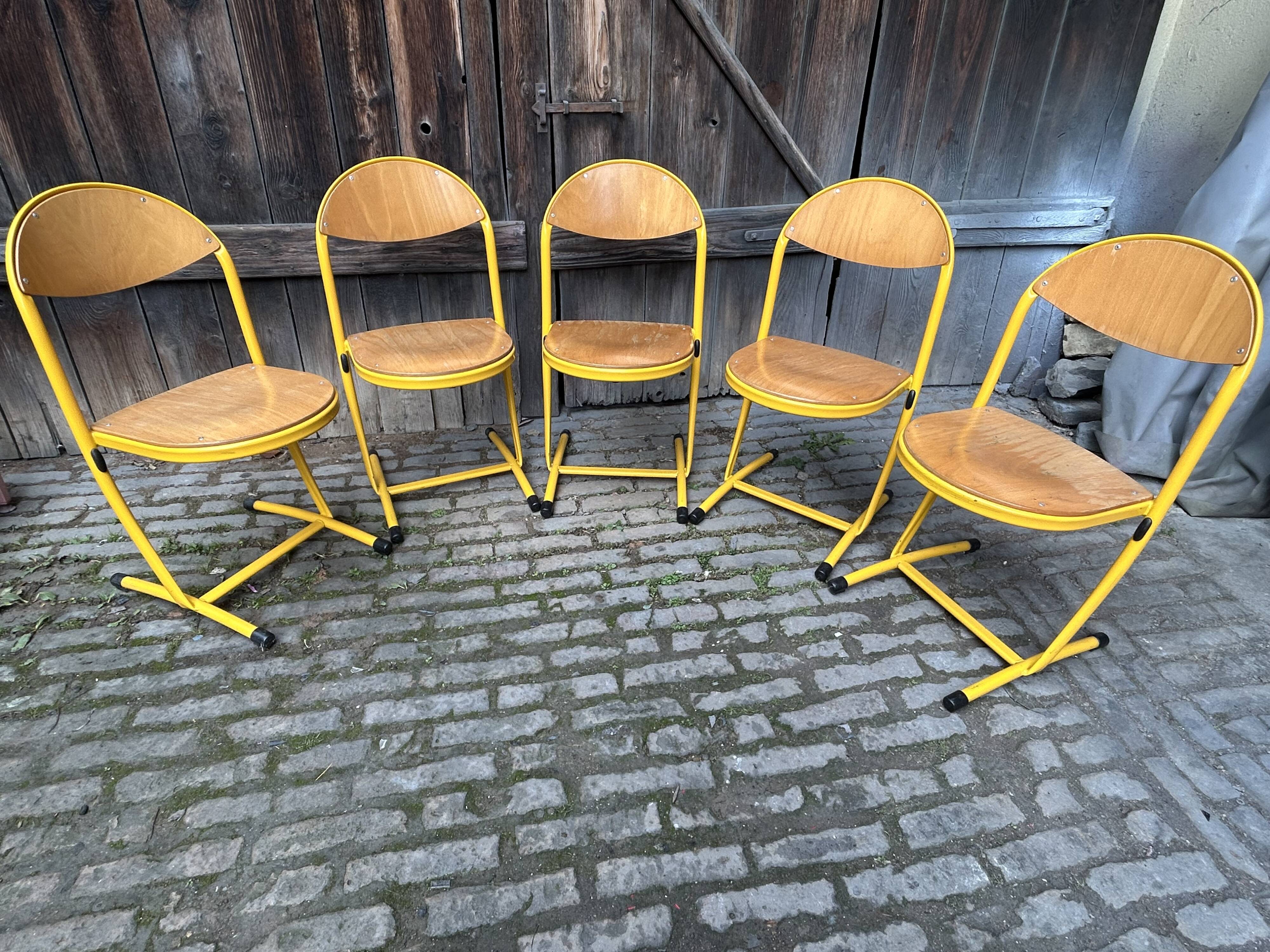Lot de 5 chaises d’écolier vintage – Jaune & Bois