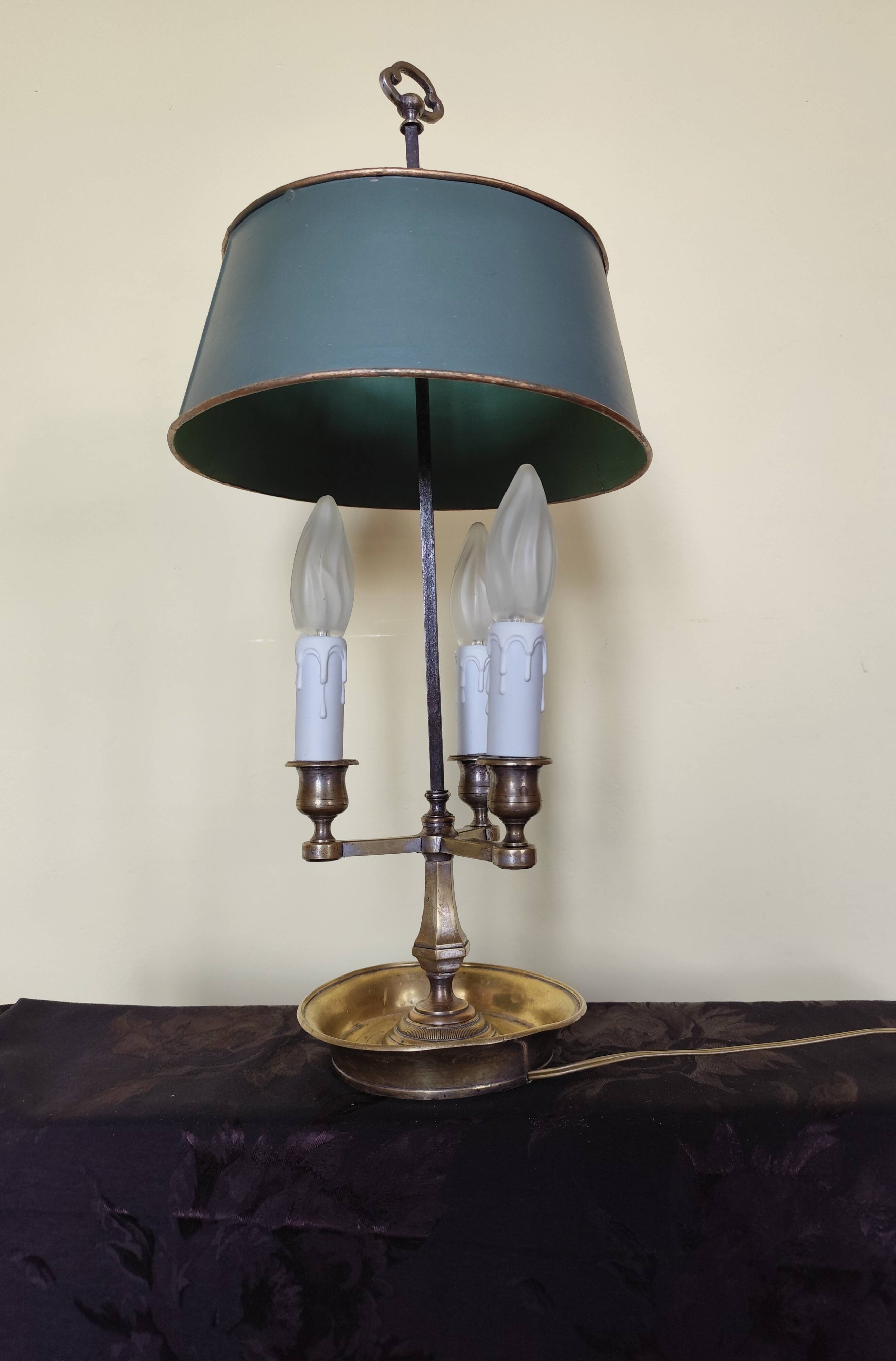 Three-light bouillotte lamp in gold metal, desk lamp.
