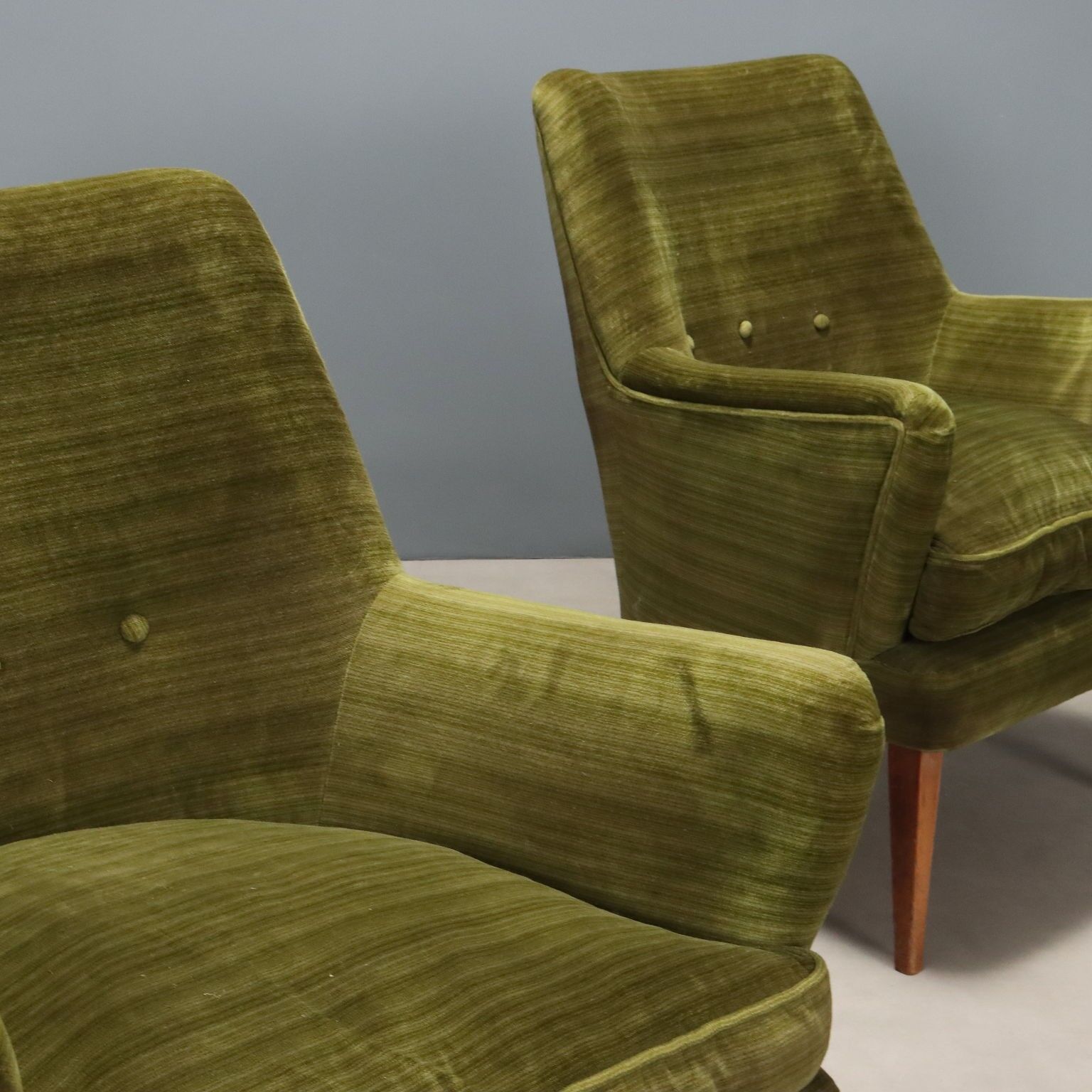 Original vintage green velvet armchairs from Italy, dating from the 1950s.