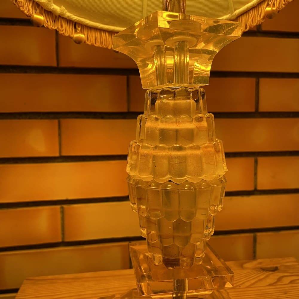 Lampe de table Hollywood Regency avec base en lucite