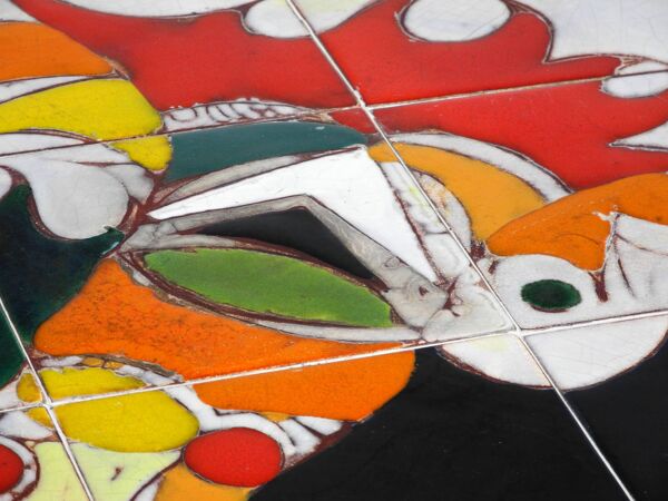 Table en fer moderne italienne des années 50 avec plateau carrelé et motif abstrait