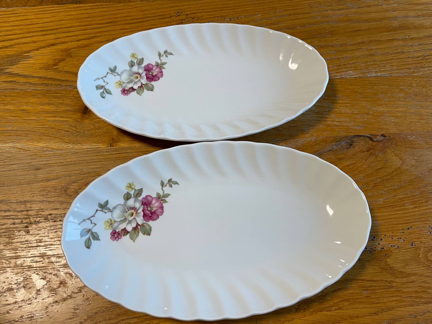 Set of two snake-patterned porcelain dishes.