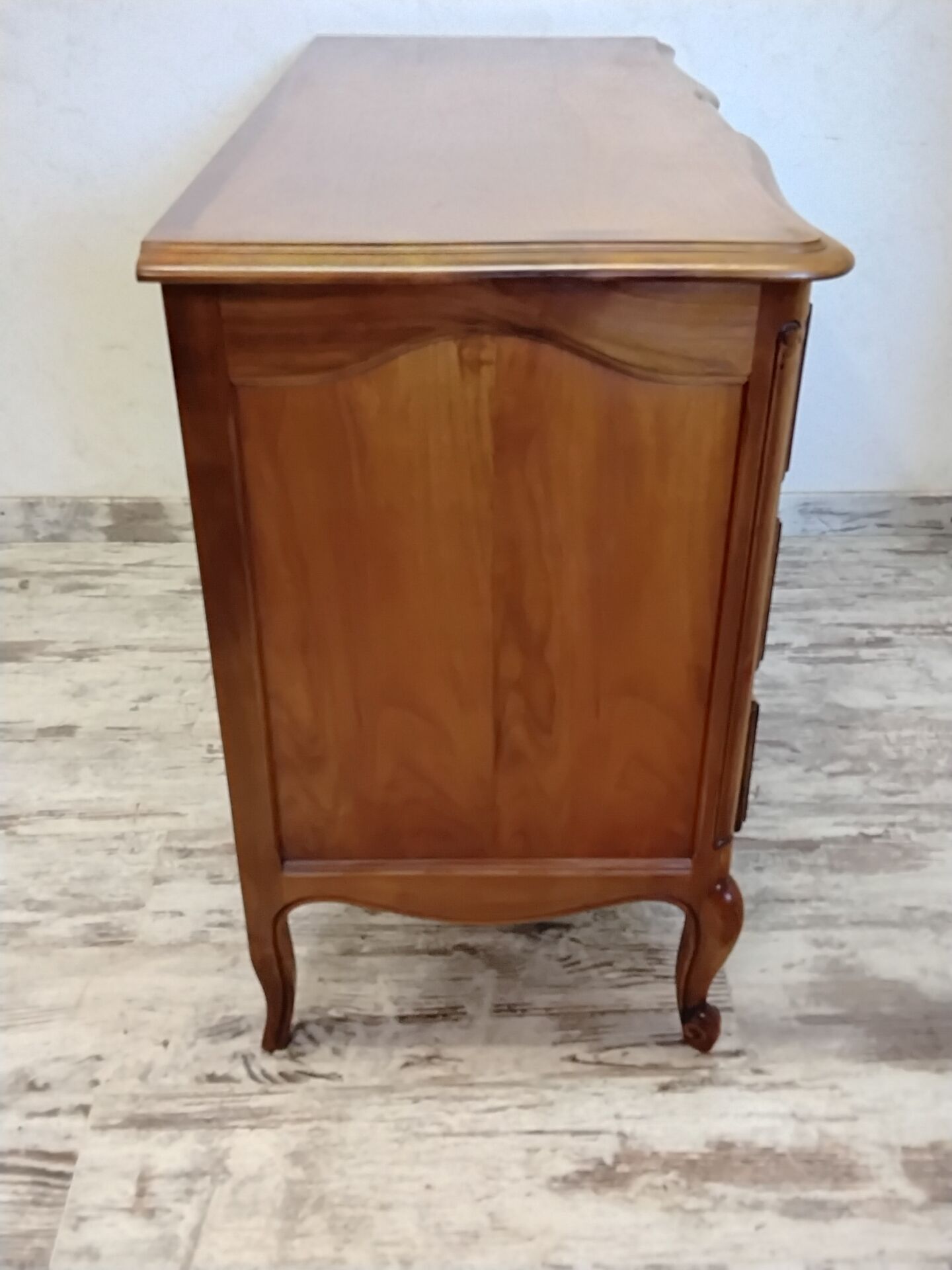 Commode de style Louis XV en bois 