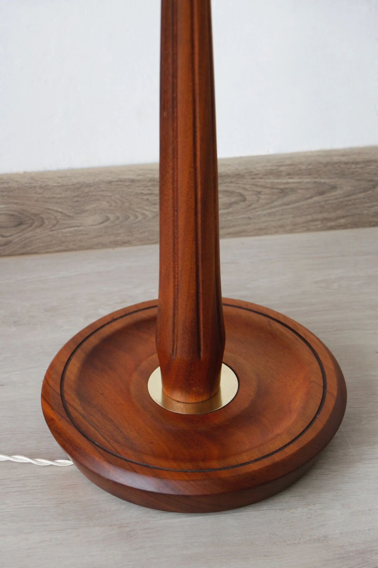 Lampadaire années 60 en teck et laiton – luminaire vintage