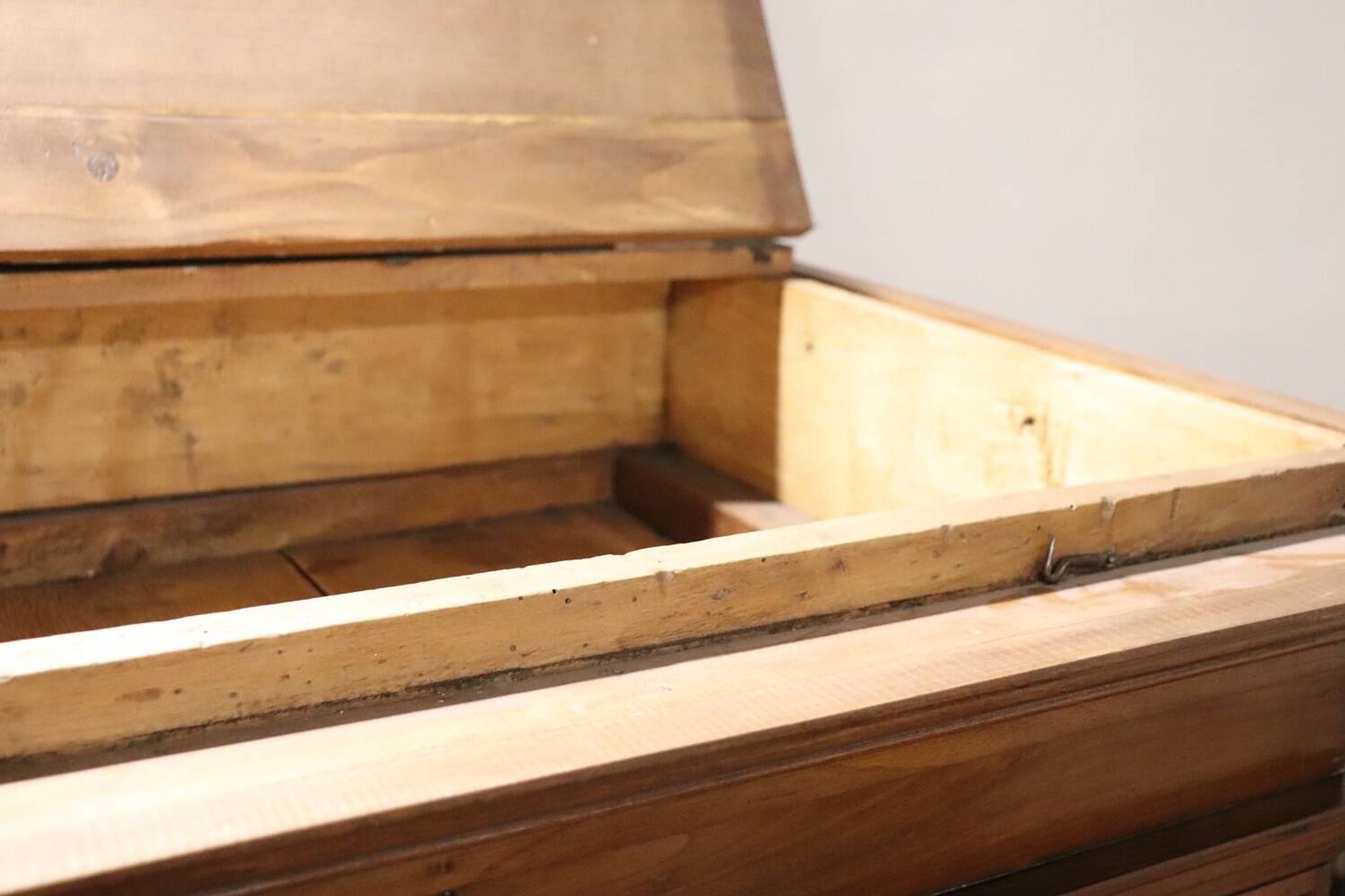 Armoire à Secret Du 17ème Siècle En Noyer