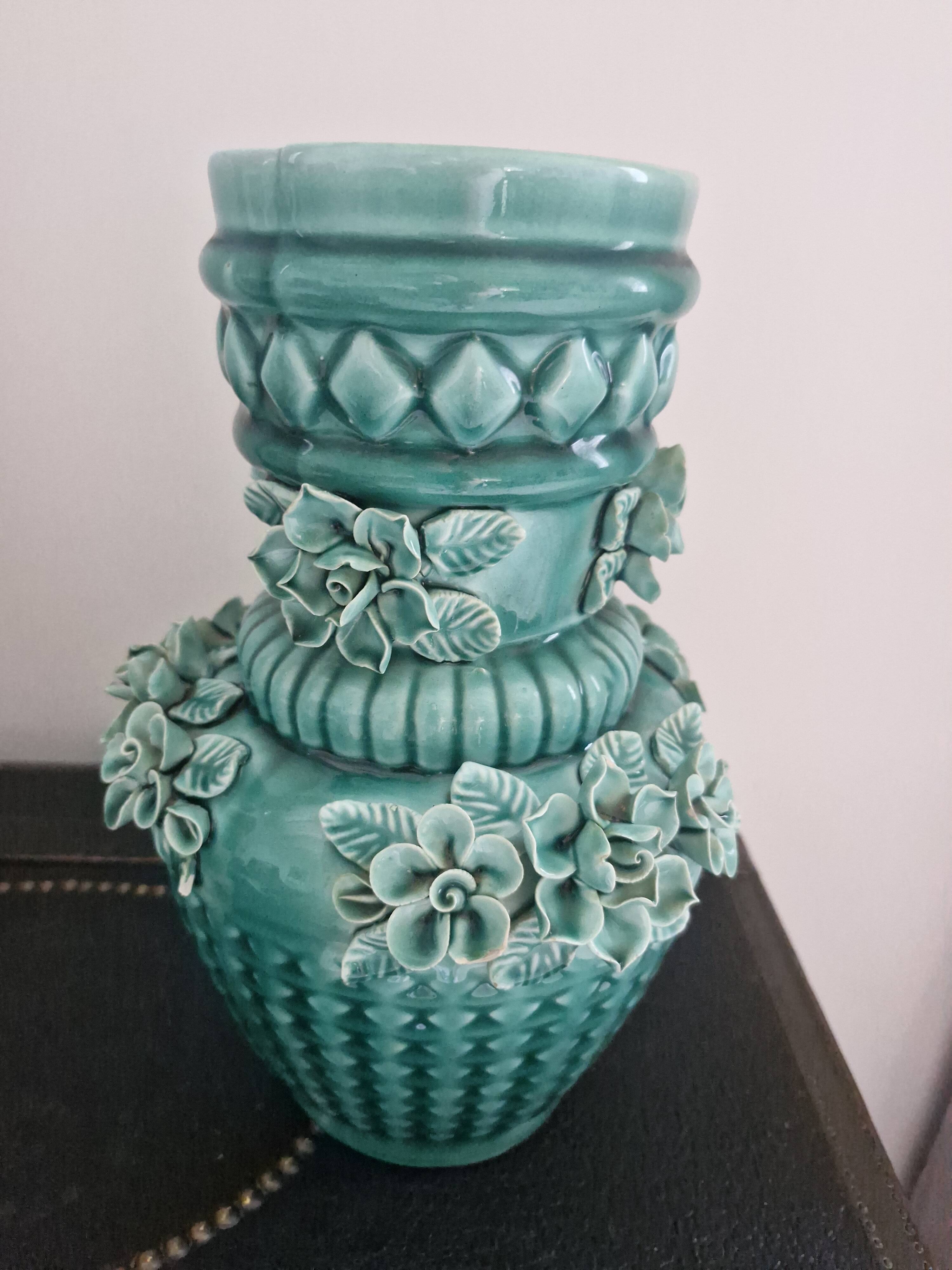 Vase ancien en barbotine bleu turquoise