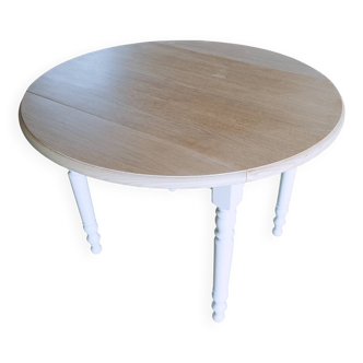 Round dining table