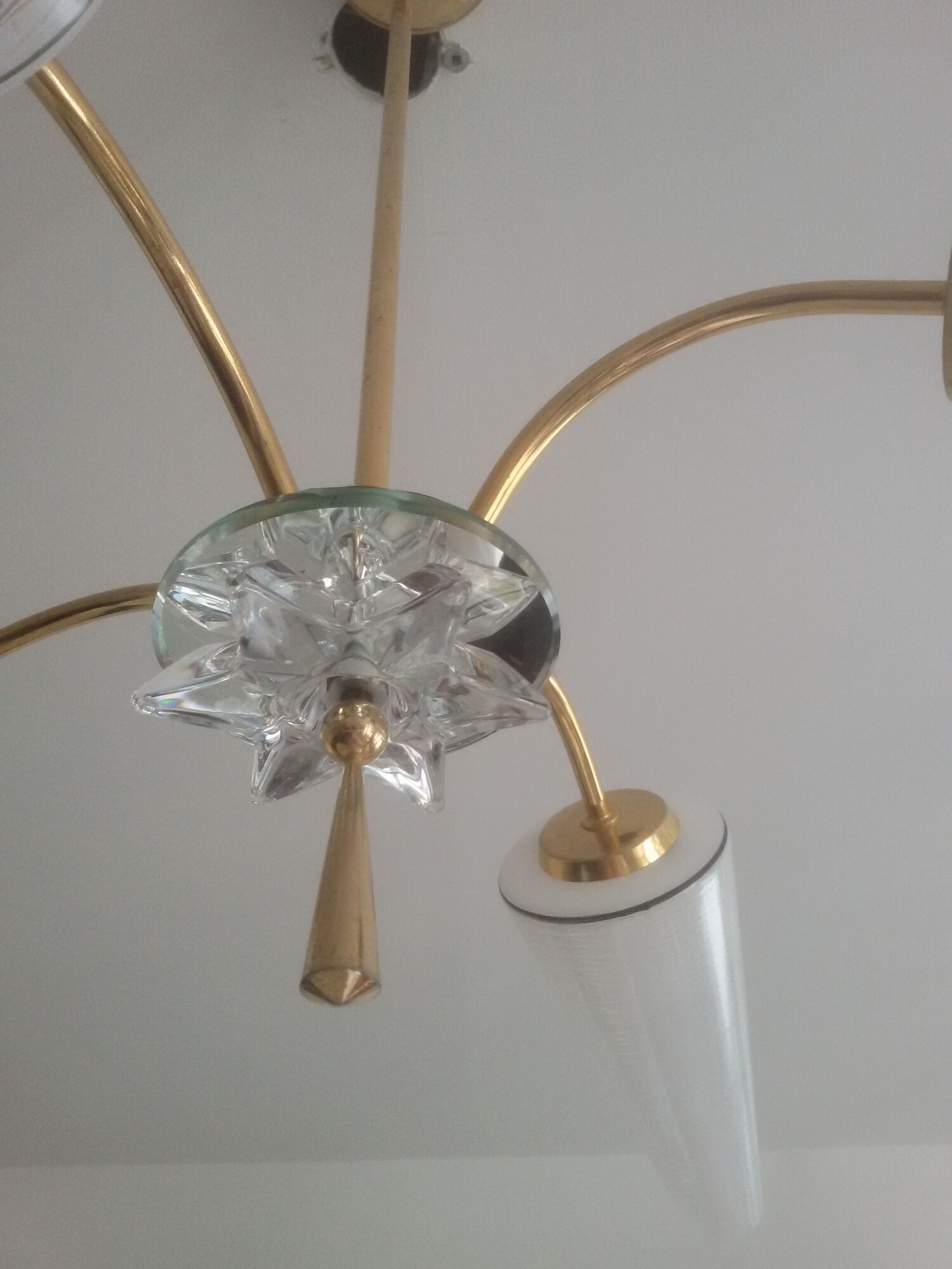Lustre en laiton doré et opaline des années 50/60