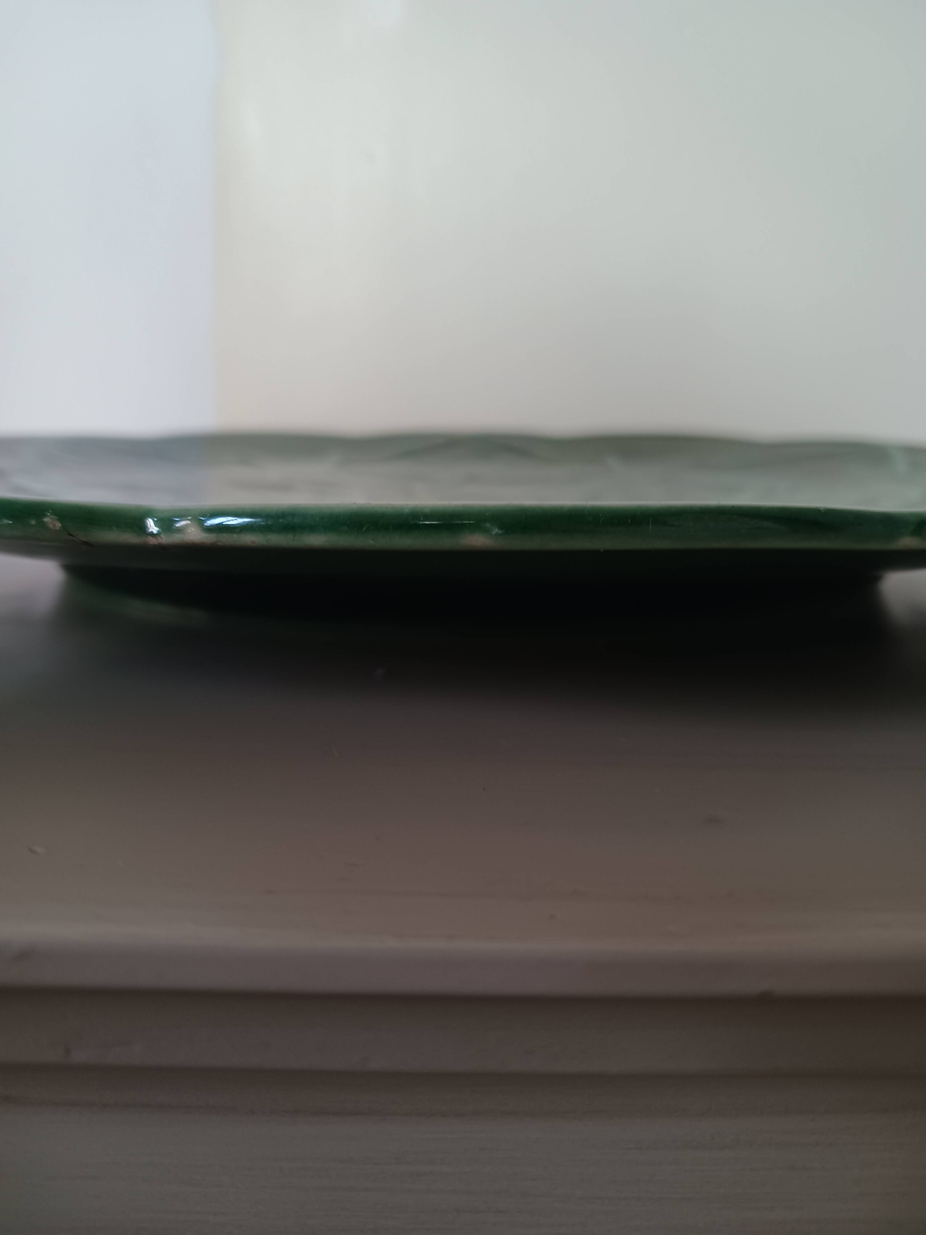 Plat rond en barbotine Gien