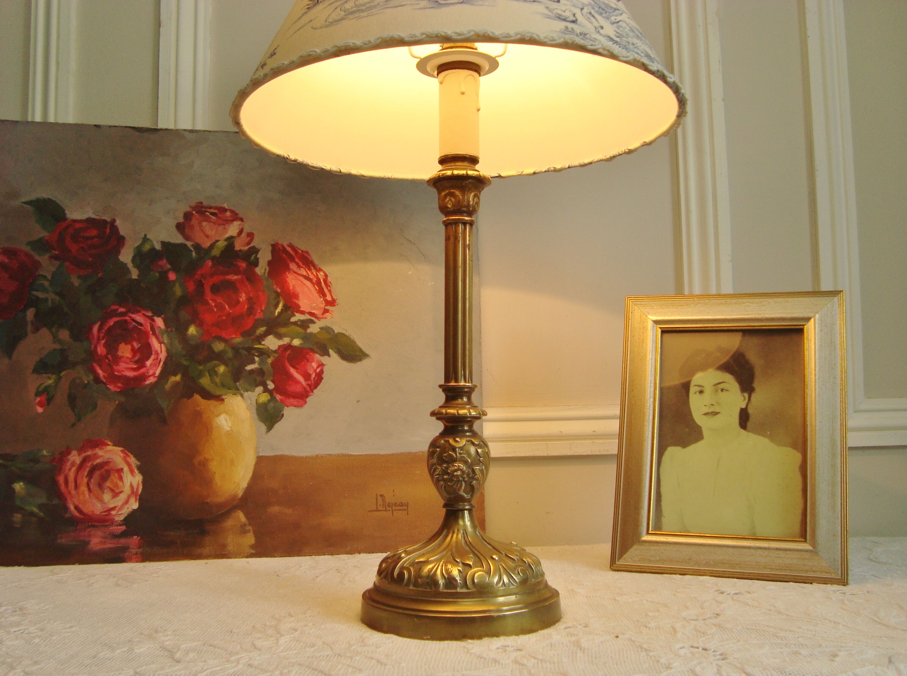 Ancient bronze lamp with its blue Jouy canvas lampshade
