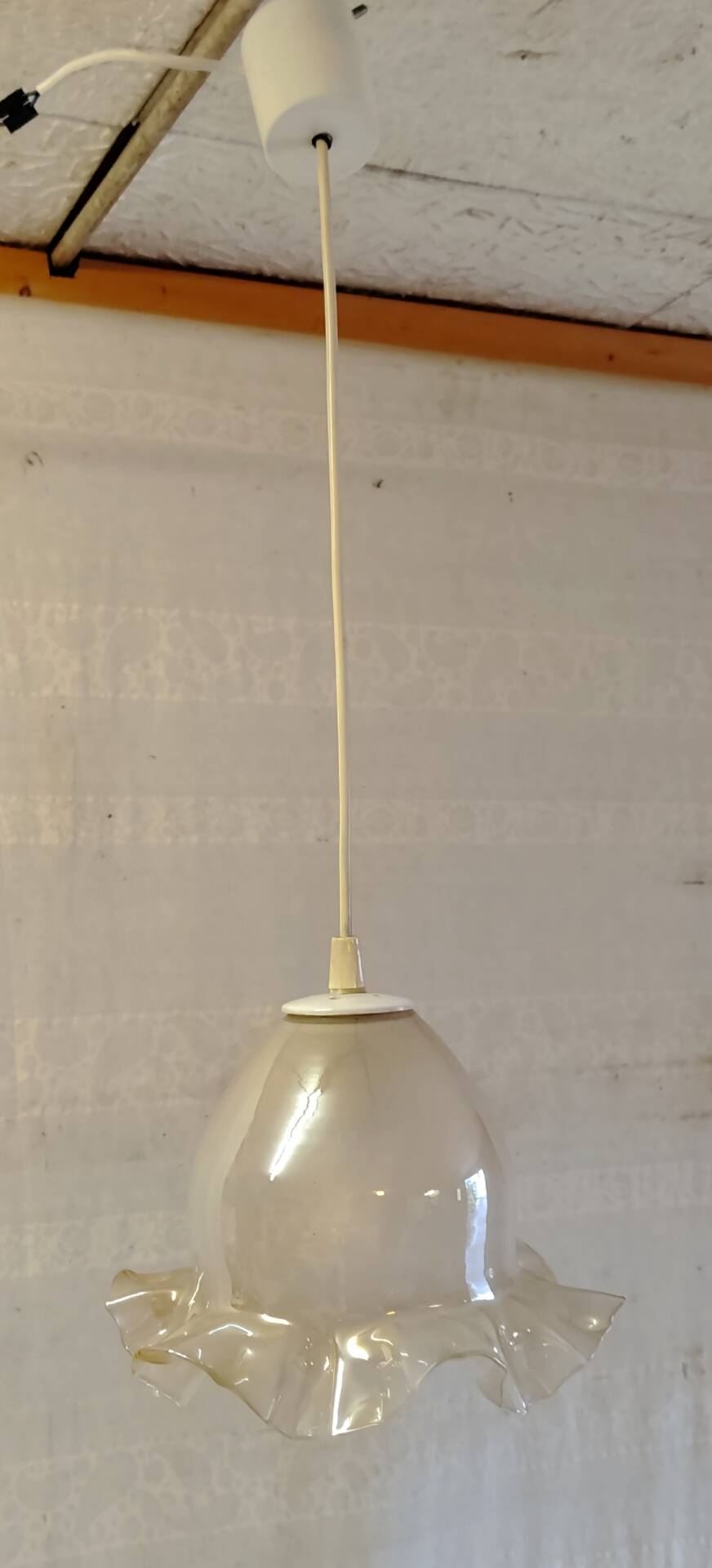 Suspension globe en verre juponné - mid. XXeme