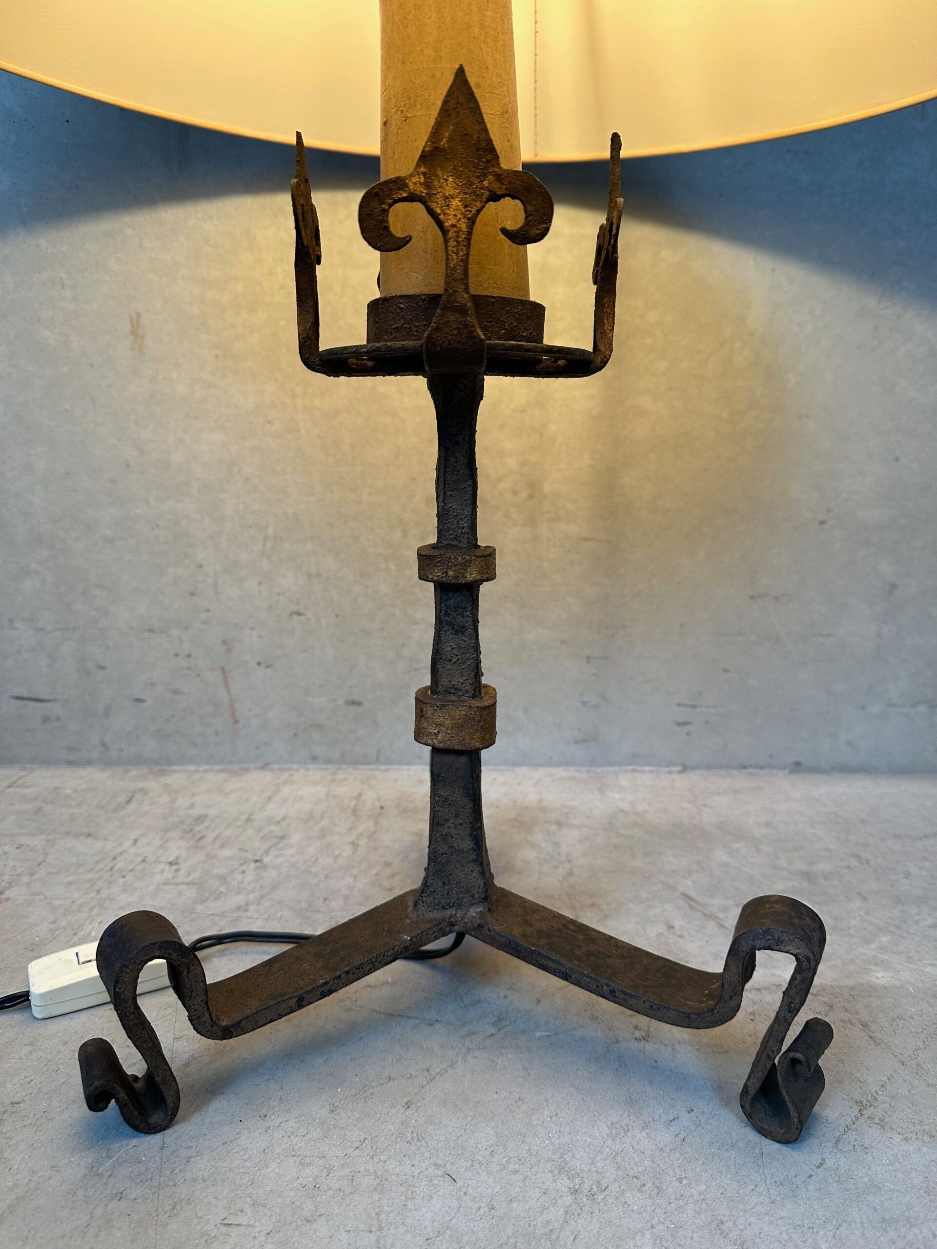 Antique Spanish brutalist table lamp – wrought iron