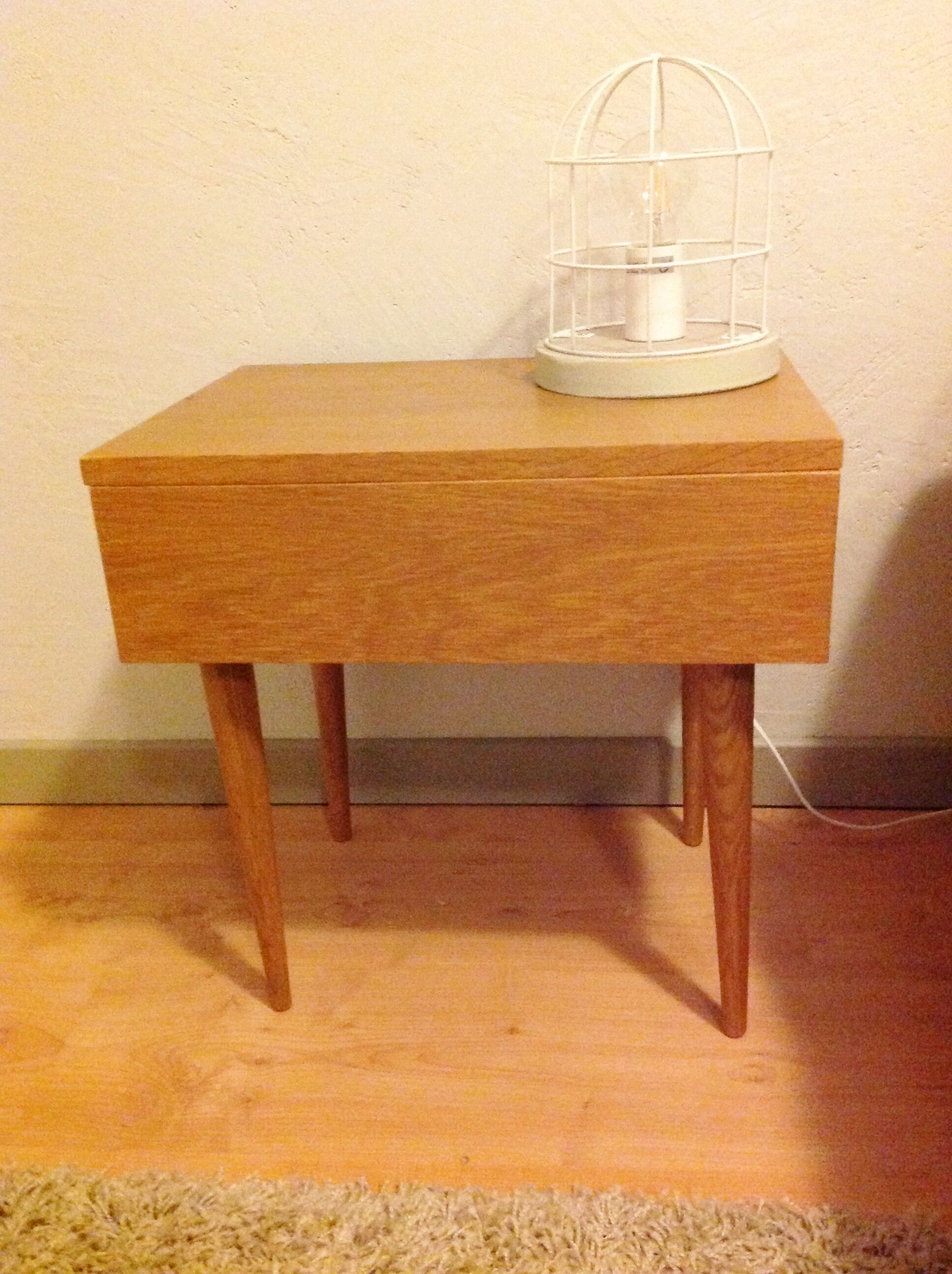 Table de chevet en bois verni style scandinave / vintage années 60-70