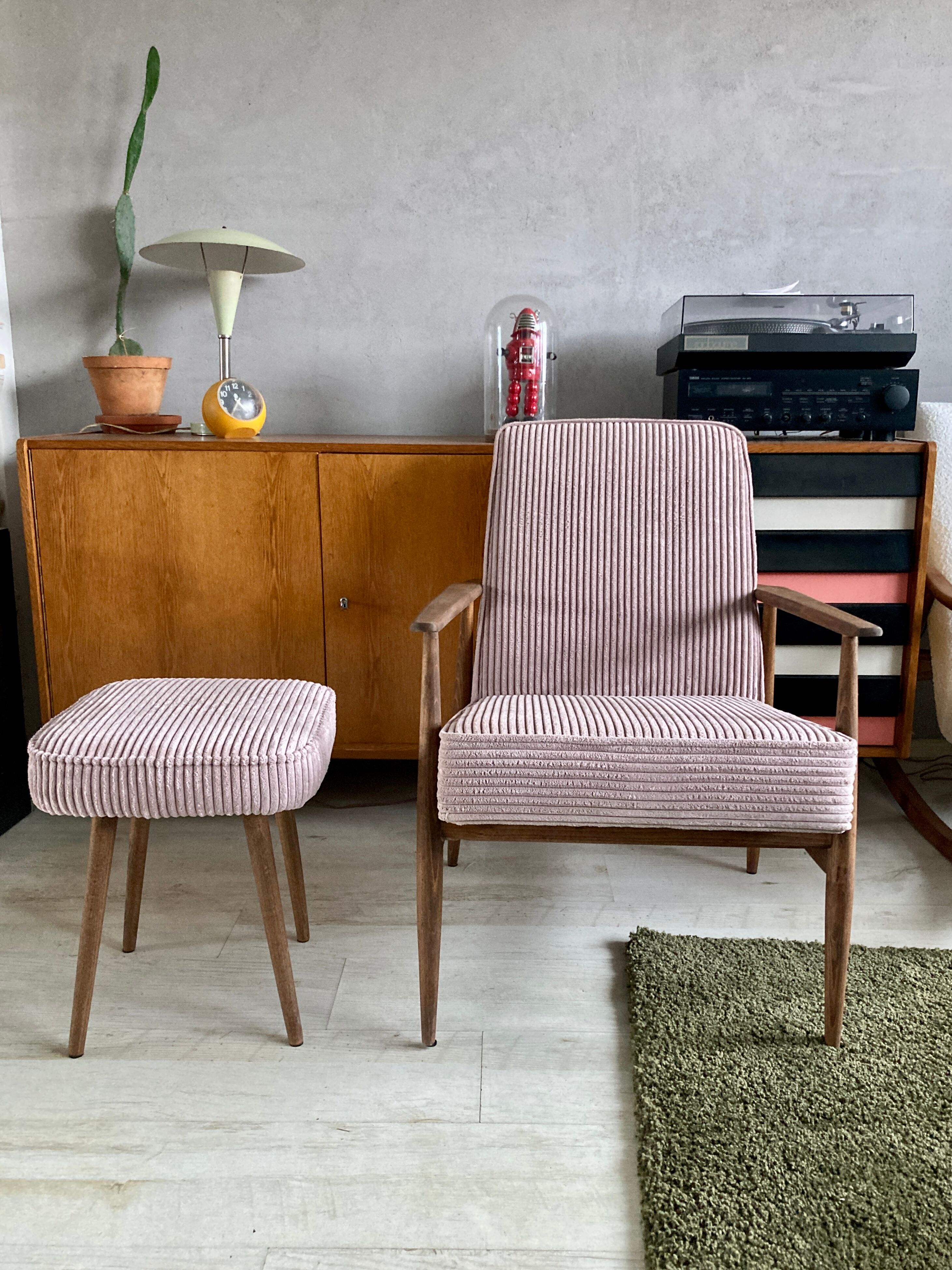 Armchair & ottoman 300-190