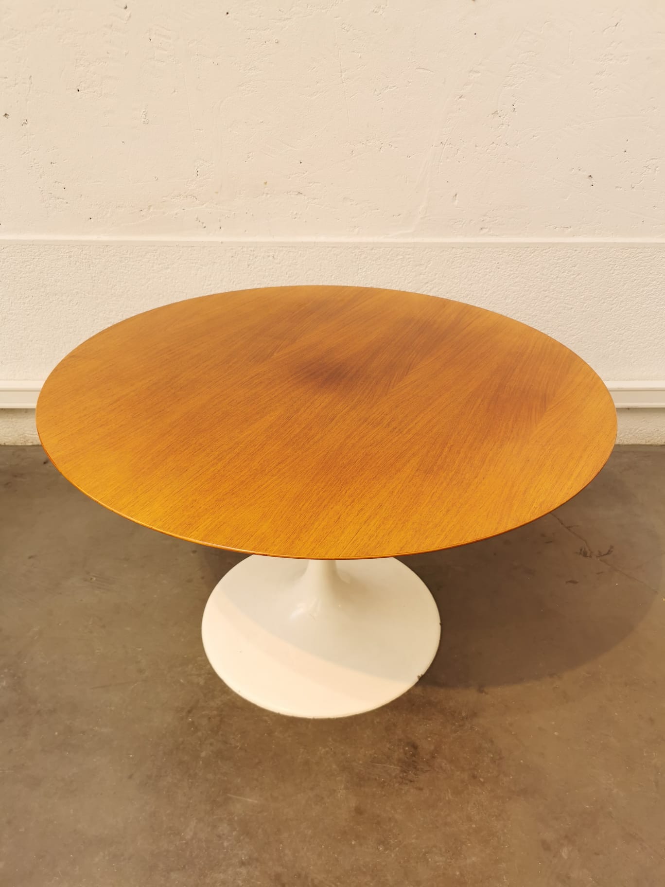 Round table tulip foot