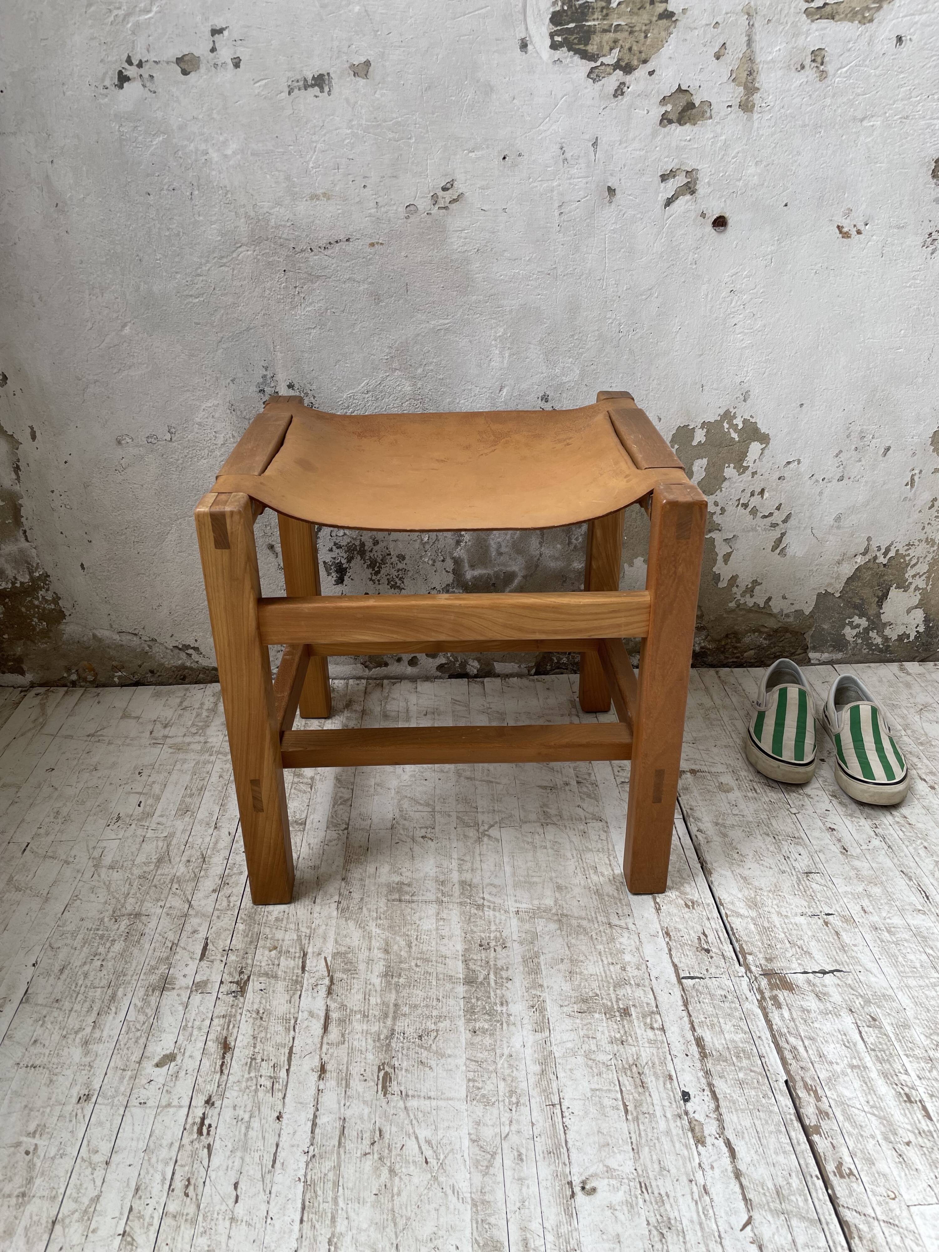 Solid elm and leather stool Maison Regain