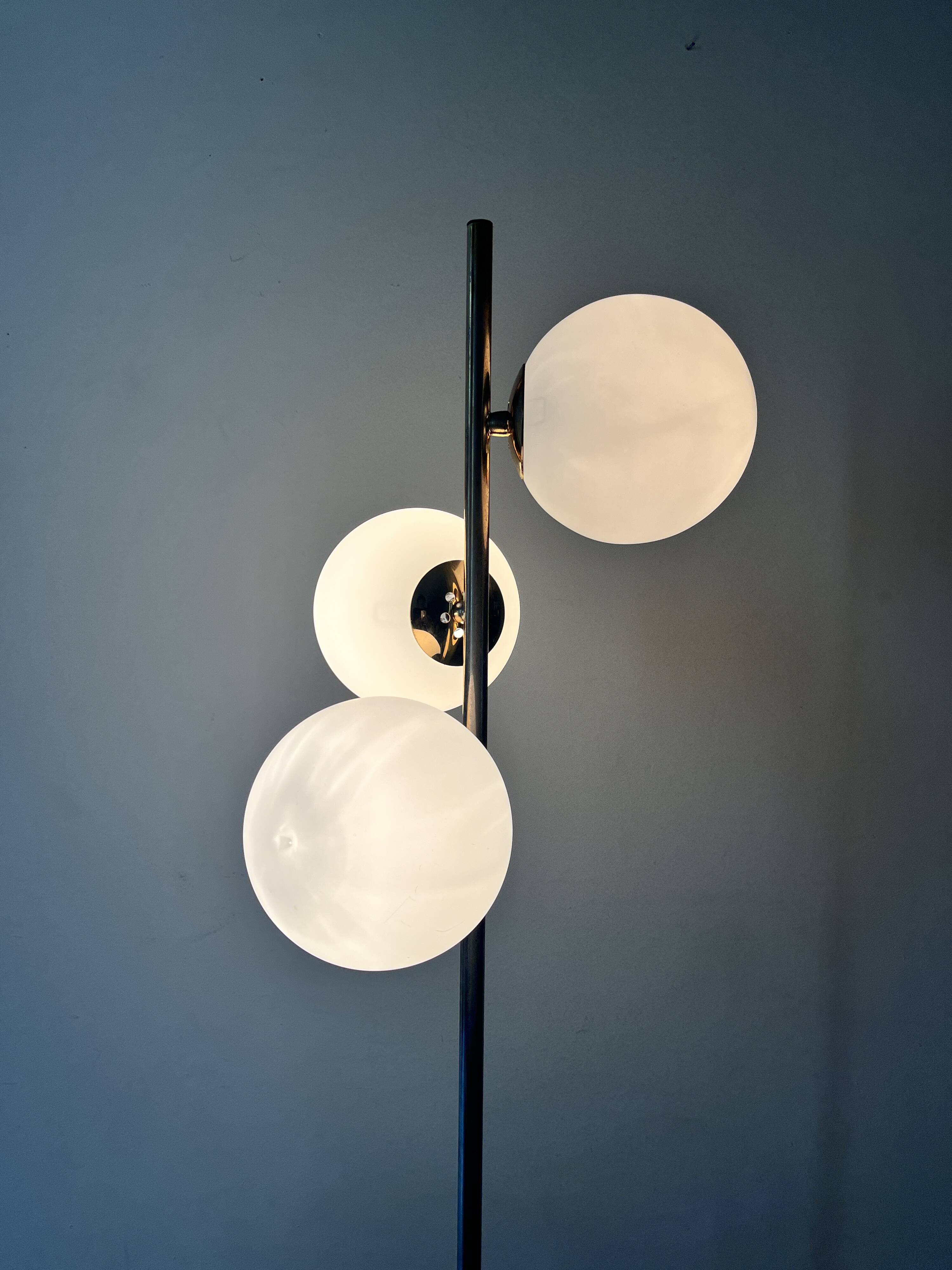 Cluster floor lamp with 3 spherical lamps in gold metal and white glass