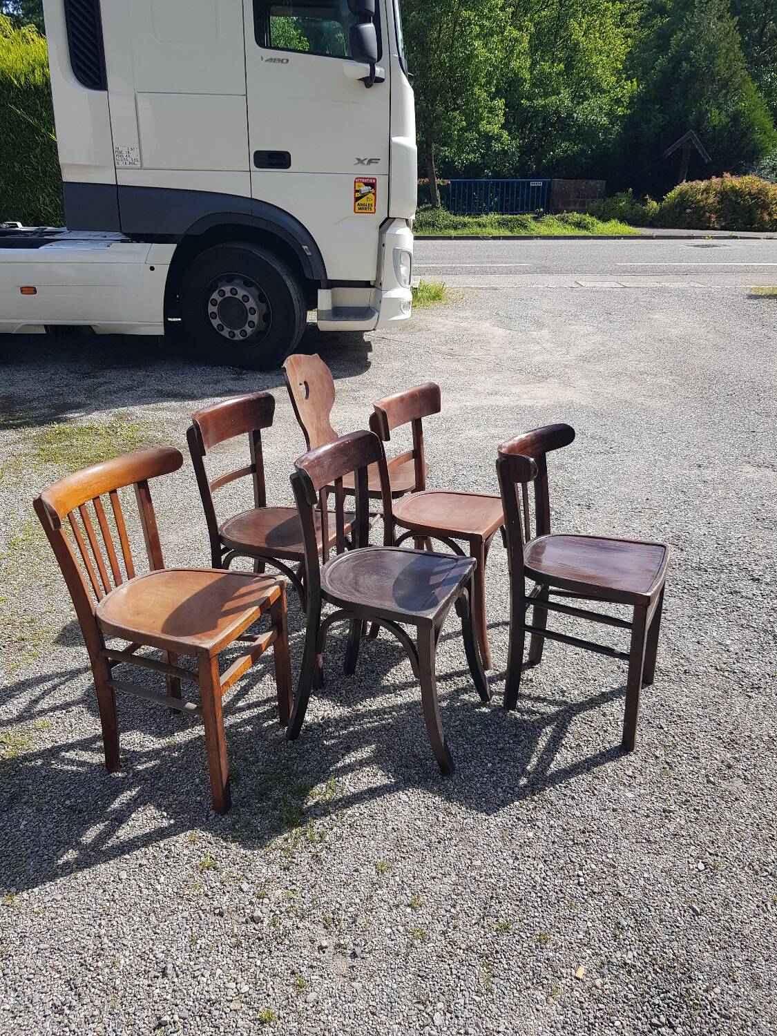 Lot de six chaises de bistrot dépareillées Baumann