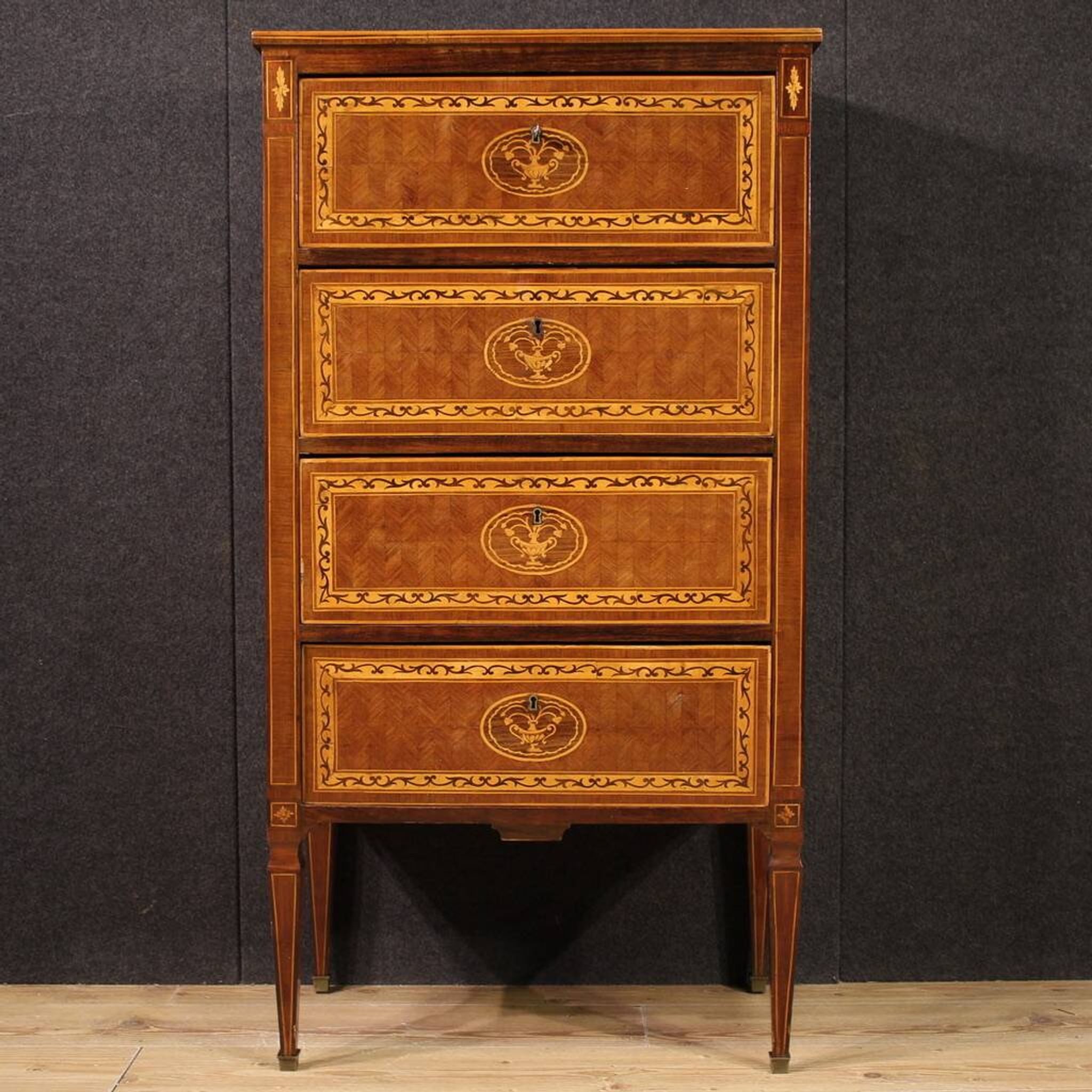 Commode marquetée de style Louis XVI du XXe siècle