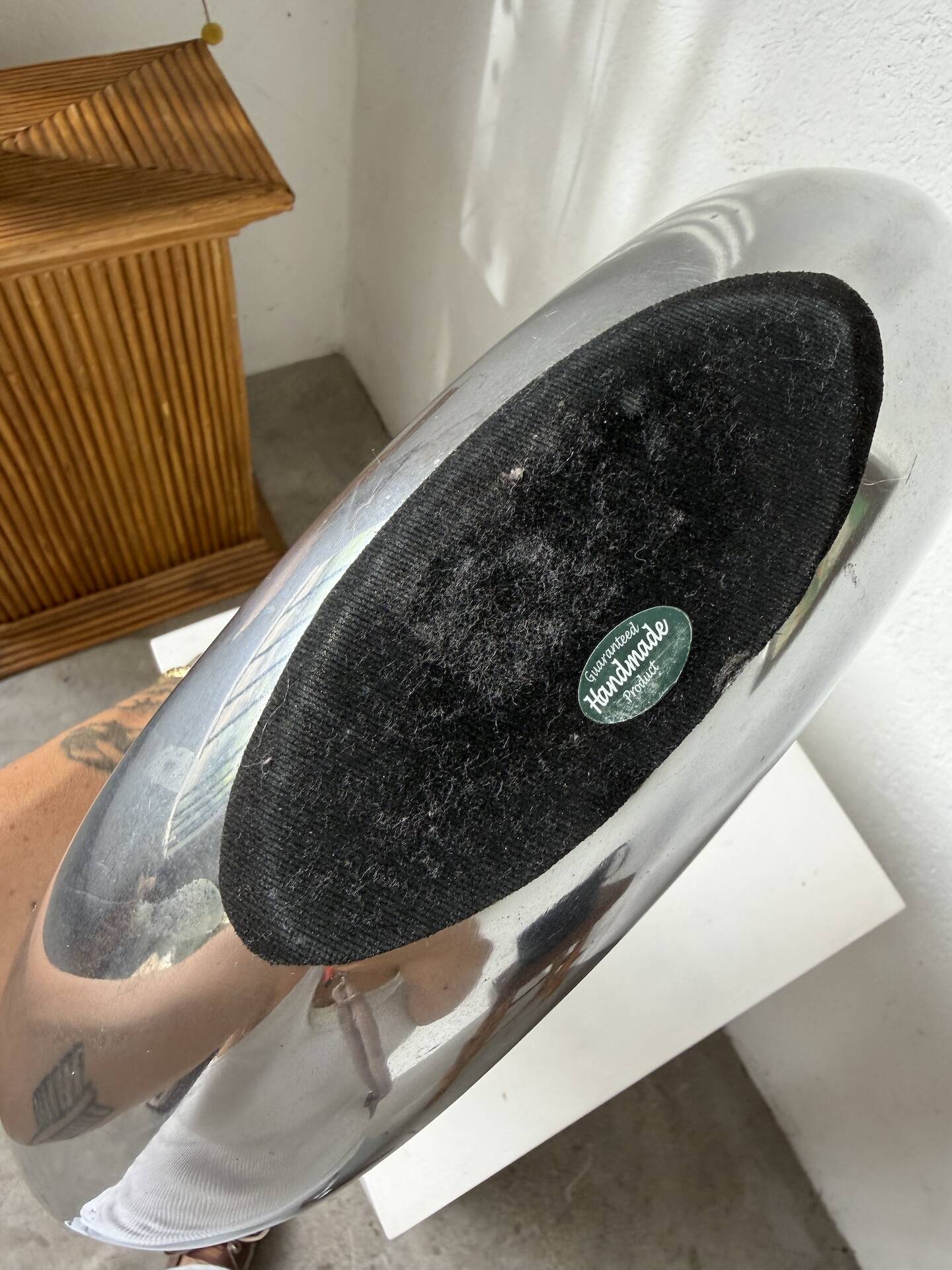 Round aluminium loop vase