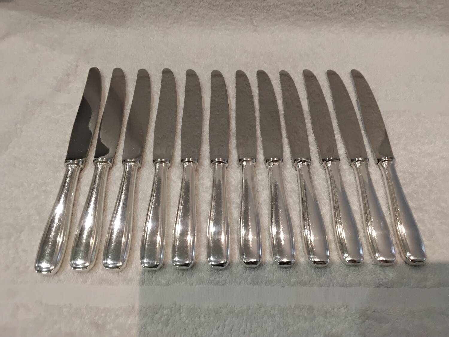 12 silver-plated table knives by Ercuis, Senlis pattern, 24.7cm