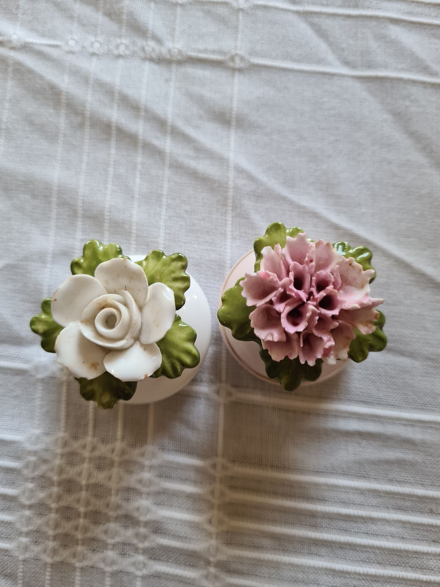 Salière et poivrière fleurs en porcelaine Denton