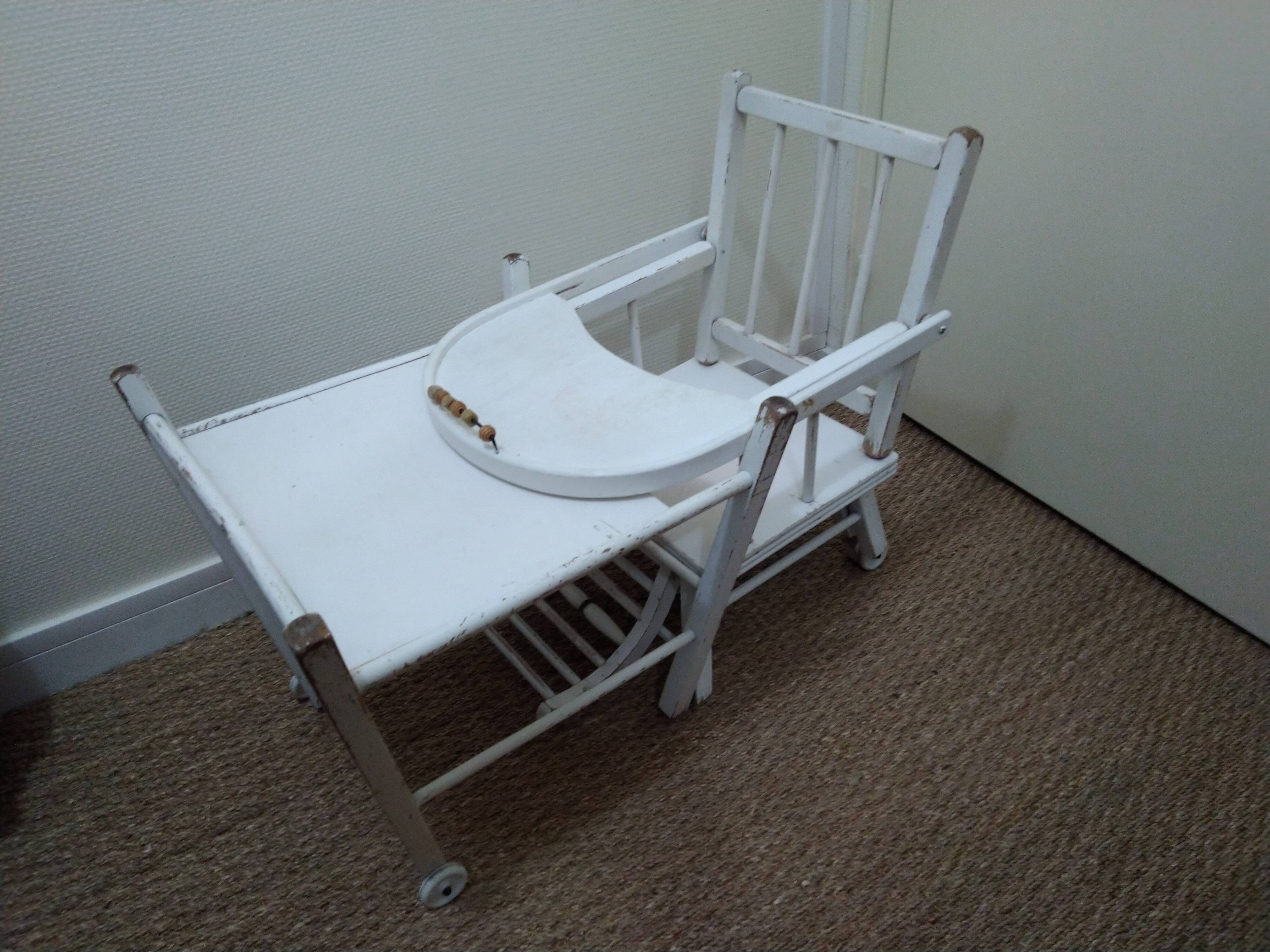 Child chair in foldable white wood