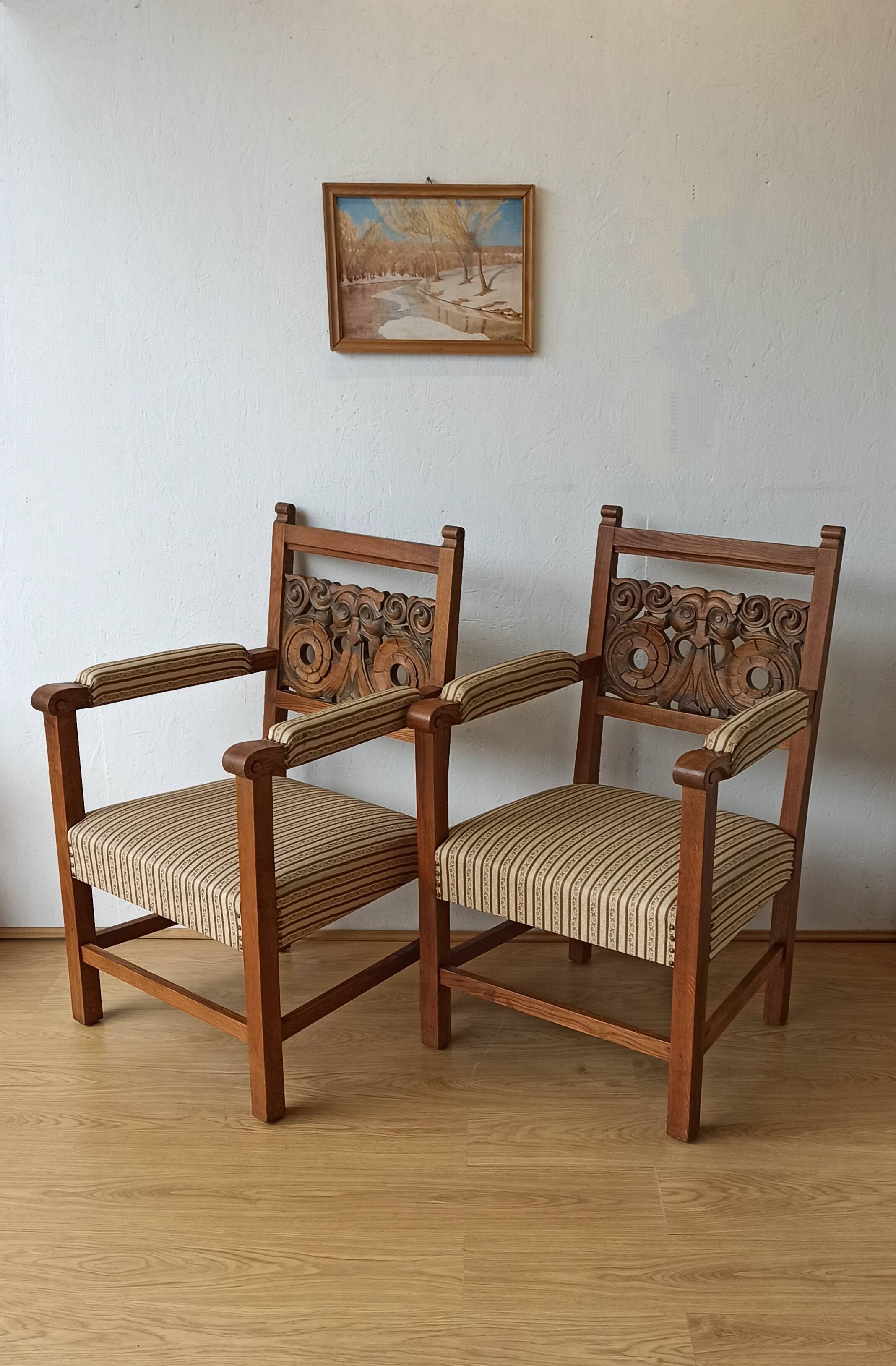 Pair of thrones vintage incredible chairs.