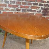 Table d'appoint 1950 de forme libre en bois clair pied fuseau compas
