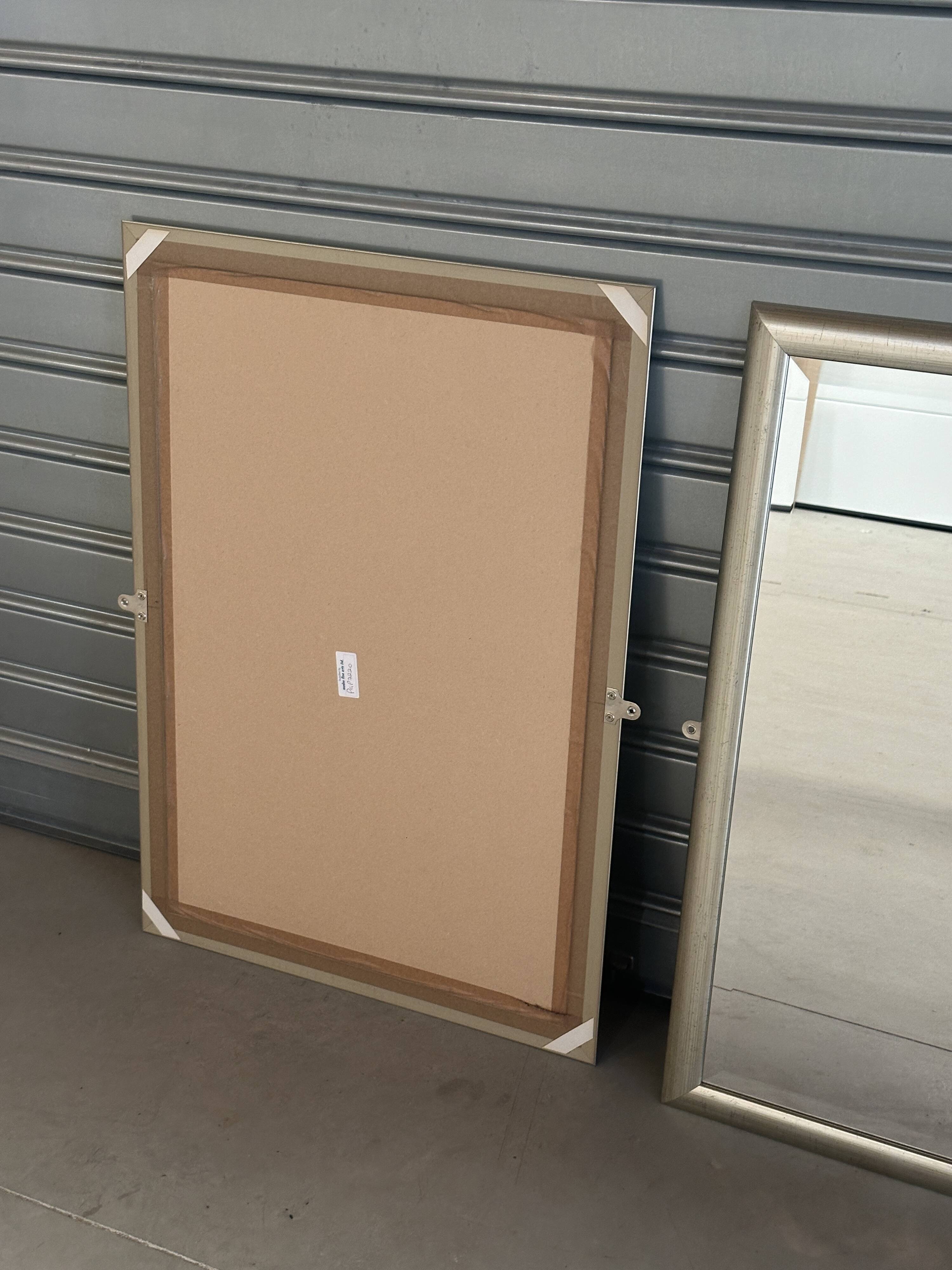 Deux Miroirs biseautés avec encadrement en finition effet or blanc vieilli