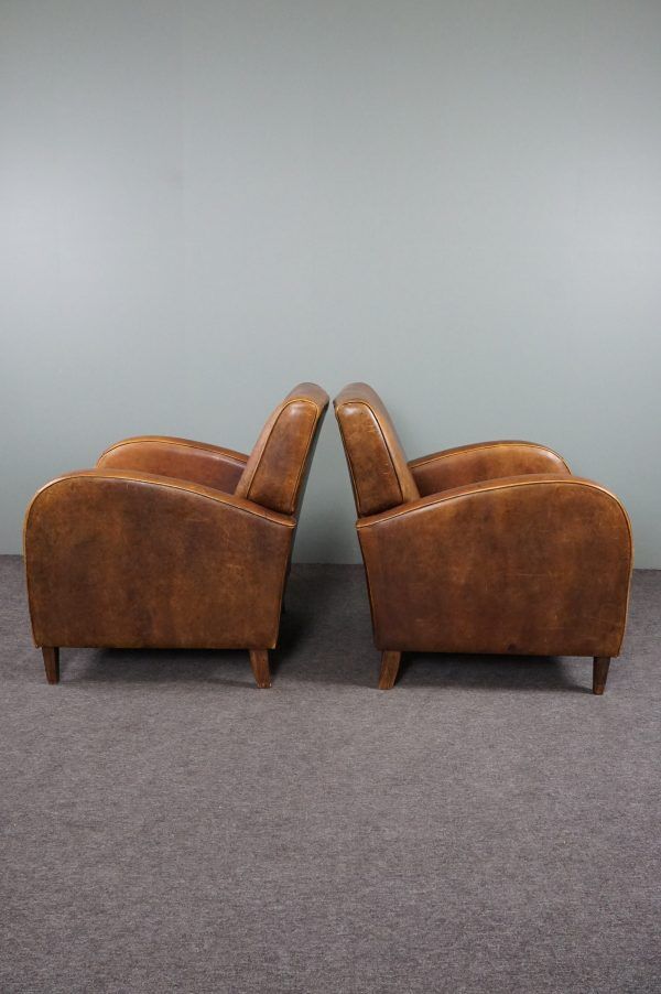 Paire de fauteuils en cuir de mouton